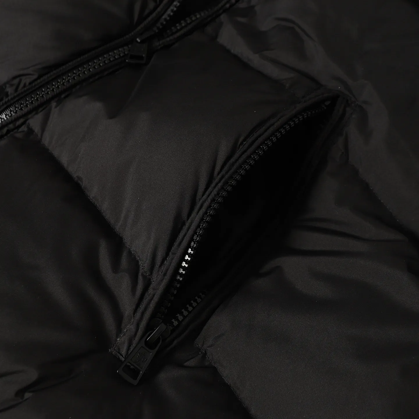 P1100 Moncler Men's Bosona mid-length large felt badge down jacket is a popular style. It looks good on both men and women. It is filled with 90% white duck down and has a 10-level fill power of 650+. Don't ask how many grams of filling, I can only answer that it will explode if you fill it more. This Bosona men's long down jacket combines Moncler's classic aesthetics, excellent performance and protective features.  Bosona long down is made of longue saison fabric and is designed with practical details to provide both warmth and protection. As a Moncler classic, this model features a detachable hood and a front zipper placket that covers the windshield, significantly improving its protective performance. Details •Made in longue saison fabric •Longue saison lining •Down filled •Removable hood •Zip and snap fastening •Zip pockets •Patch pockets on sleeves •Adjustable cuffs •Drawstring hem Size: 1-4