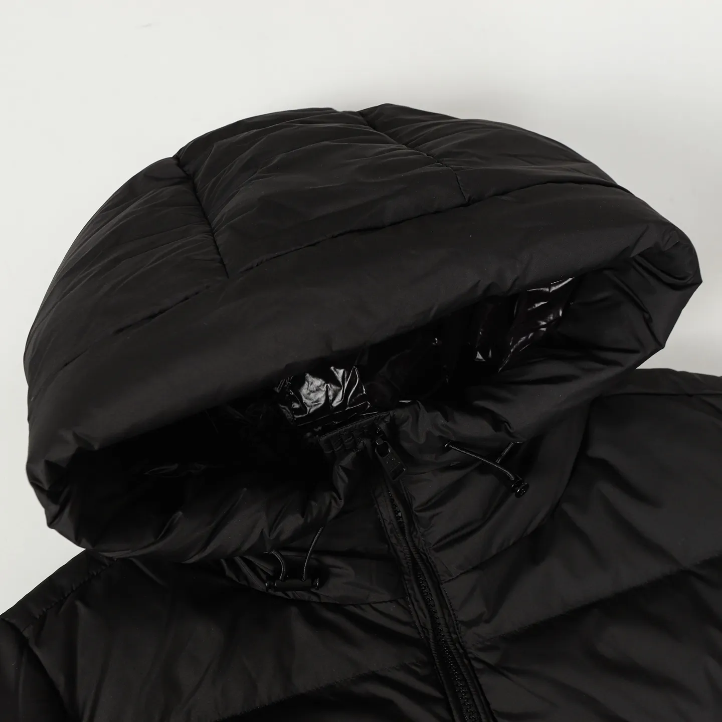 P1100 Moncler Men's Bosona mid-length large felt badge down jacket is a popular style. It looks good on both men and women. It is filled with 90% white duck down and has a 10-level fill power of 650+. Don't ask how many grams of filling, I can only answer that it will explode if you fill it more. This Bosona men's long down jacket combines Moncler's classic aesthetics, excellent performance and protective features.  Bosona long down is made of longue saison fabric and is designed with practical details to provide both warmth and protection. As a Moncler classic, this model features a detachable hood and a front zipper placket that covers the windshield, significantly improving its protective performance. Details •Made in longue saison fabric •Longue saison lining •Down filled •Removable hood •Zip and snap fastening •Zip pockets •Patch pockets on sleeves •Adjustable cuffs •Drawstring hem Size: 1-4