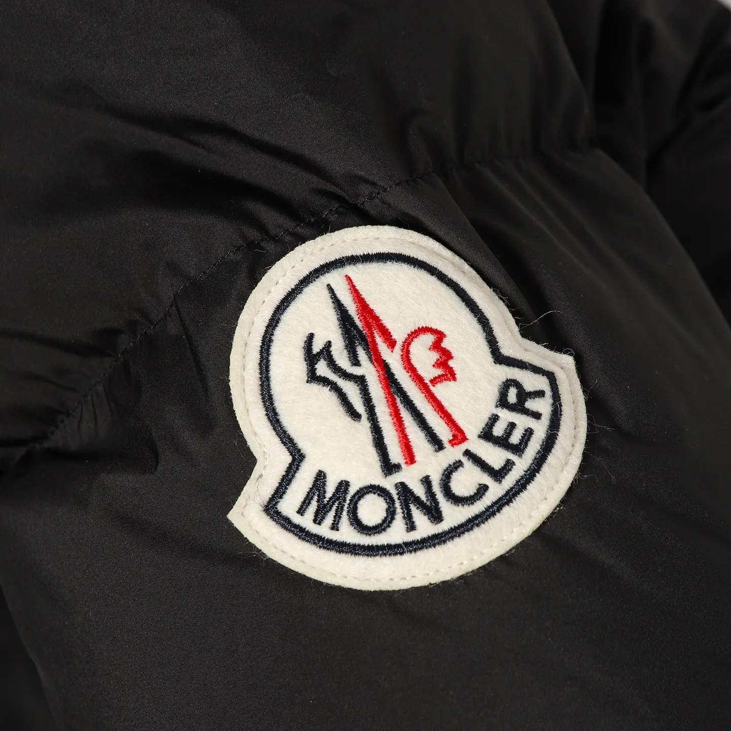P1100 Moncler Men's Bosona mid-length large felt badge down jacket is a popular style. It looks good on both men and women. It is filled with 90% white duck down and has a 10-level fill power of 650+. Don't ask how many grams of filling, I can only answer that it will explode if you fill it more. This Bosona men's long down jacket combines Moncler's classic aesthetics, excellent performance and protective features.  Bosona long down is made of longue saison fabric and is designed with practical details to provide both warmth and protection. As a Moncler classic, this model features a detachable hood and a front zipper placket that covers the windshield, significantly improving its protective performance. Details •Made in longue saison fabric •Longue saison lining •Down filled •Removable hood •Zip and snap fastening •Zip pockets •Patch pockets on sleeves •Adjustable cuffs •Drawstring hem Size: 1-4