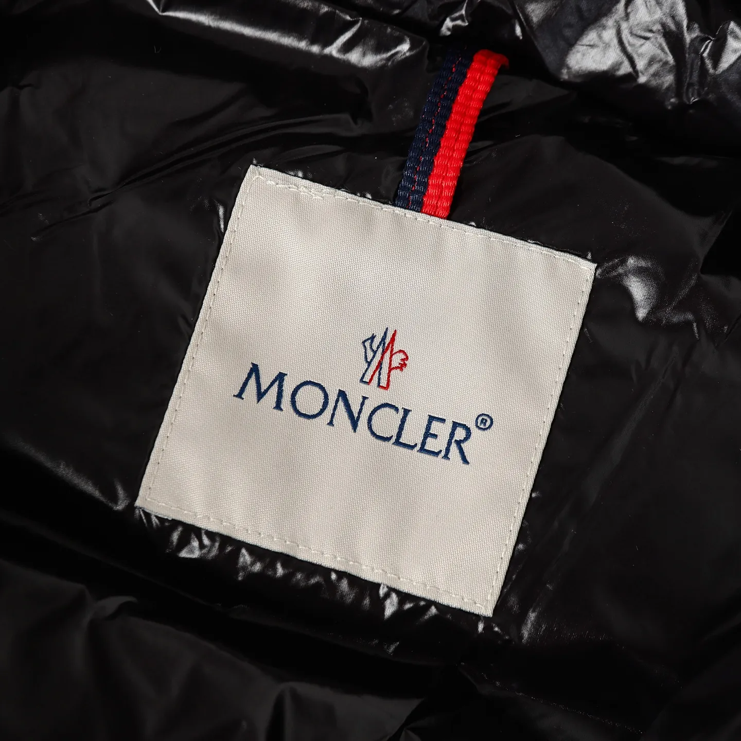 P1100 Moncler Men's Bosona mid-length large felt badge down jacket is a popular style. It looks good on both men and women. It is filled with 90% white duck down and has a 10-level fill power of 650+. Don't ask how many grams of filling, I can only answer that it will explode if you fill it more. This Bosona men's long down jacket combines Moncler's classic aesthetics, excellent performance and protective features.  Bosona long down is made of longue saison fabric and is designed with practical details to provide both warmth and protection. As a Moncler classic, this model features a detachable hood and a front zipper placket that covers the windshield, significantly improving its protective performance. Details •Made in longue saison fabric •Longue saison lining •Down filled •Removable hood •Zip and snap fastening •Zip pockets •Patch pockets on sleeves •Adjustable cuffs •Drawstring hem Size: 1-4