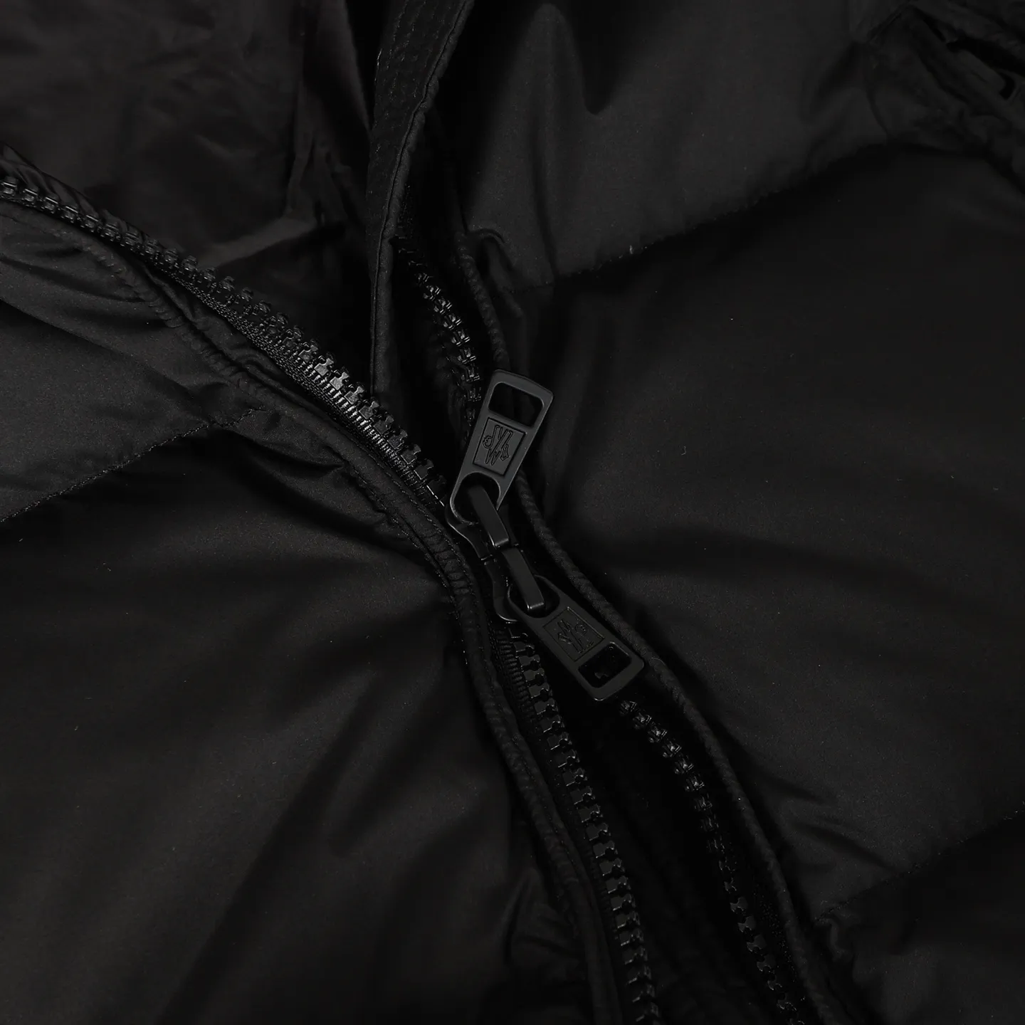 P1100 Moncler Men's Bosona mid-length large felt badge down jacket is a popular style. It looks good on both men and women. It is filled with 90% white duck down and has a 10-level fill power of 650+. Don't ask how many grams of filling, I can only answer that it will explode if you fill it more. This Bosona men's long down jacket combines Moncler's classic aesthetics, excellent performance and protective features.  Bosona long down is made of longue saison fabric and is designed with practical details to provide both warmth and protection. As a Moncler classic, this model features a detachable hood and a front zipper placket that covers the windshield, significantly improving its protective performance. Details •Made in longue saison fabric •Longue saison lining •Down filled •Removable hood •Zip and snap fastening •Zip pockets •Patch pockets on sleeves •Adjustable cuffs •Drawstring hem Size: 1-4