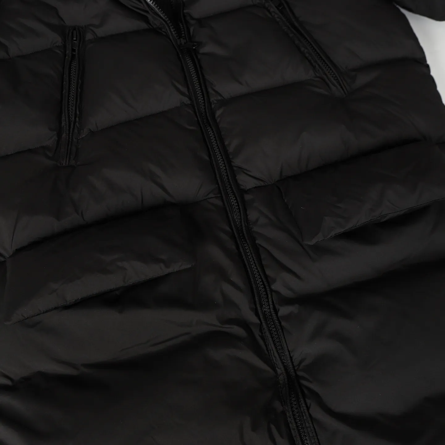 P1100 Moncler Men's Bosona mid-length large felt badge down jacket is a popular style. It looks good on both men and women. It is filled with 90% white duck down and has a 10-level fill power of 650+. Don't ask how many grams of filling, I can only answer that it will explode if you fill it more. This Bosona men's long down jacket combines Moncler's classic aesthetics, excellent performance and protective features.  Bosona long down is made of longue saison fabric and is designed with practical details to provide both warmth and protection. As a Moncler classic, this model features a detachable hood and a front zipper placket that covers the windshield, significantly improving its protective performance. Details •Made in longue saison fabric •Longue saison lining •Down filled •Removable hood •Zip and snap fastening •Zip pockets •Patch pockets on sleeves •Adjustable cuffs •Drawstring hem Size: 1-4
