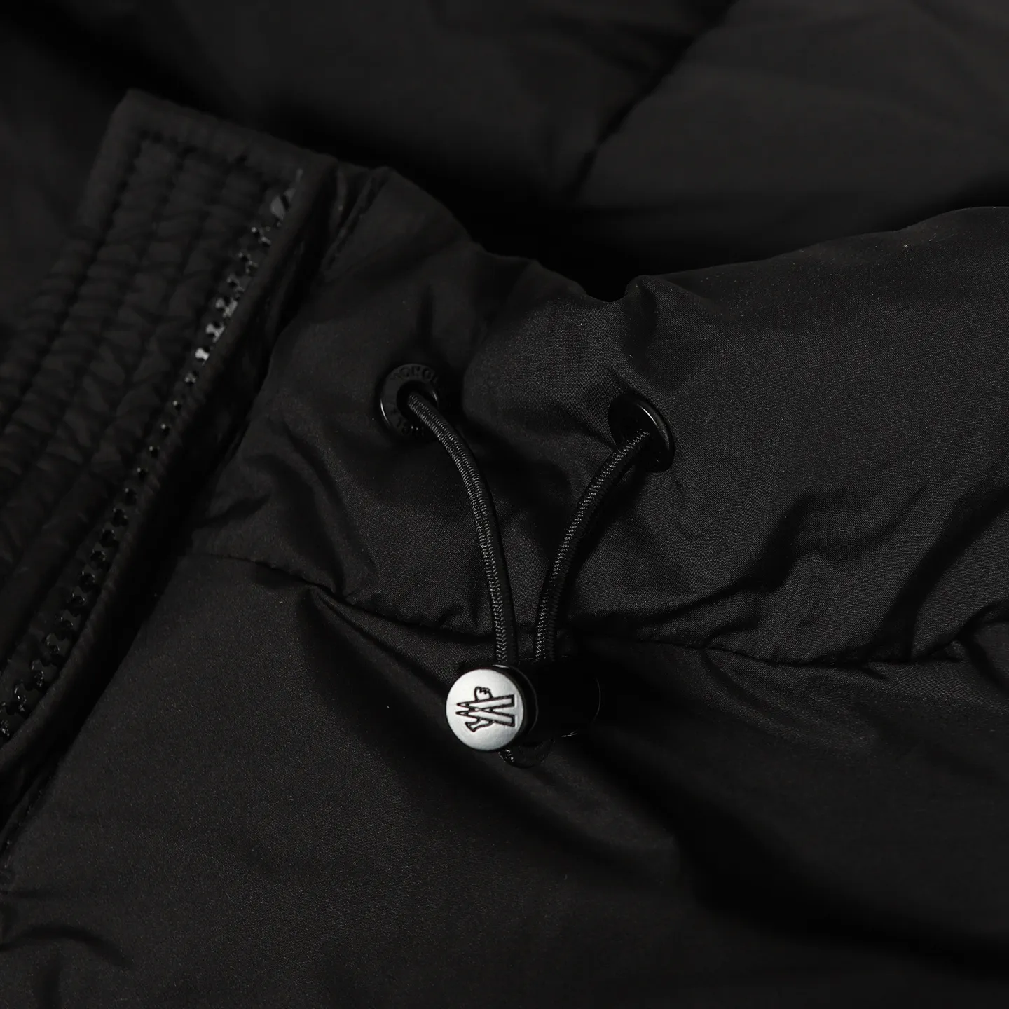 P1100 Moncler Men's Bosona mid-length large felt badge down jacket is a popular style. It looks good on both men and women. It is filled with 90% white duck down and has a 10-level fill power of 650+. Don't ask how many grams of filling, I can only answer that it will explode if you fill it more. This Bosona men's long down jacket combines Moncler's classic aesthetics, excellent performance and protective features.  Bosona long down is made of longue saison fabric and is designed with practical details to provide both warmth and protection. As a Moncler classic, this model features a detachable hood and a front zipper placket that covers the windshield, significantly improving its protective performance. Details •Made in longue saison fabric •Longue saison lining •Down filled •Removable hood •Zip and snap fastening •Zip pockets •Patch pockets on sleeves •Adjustable cuffs •Drawstring hem Size: 1-4