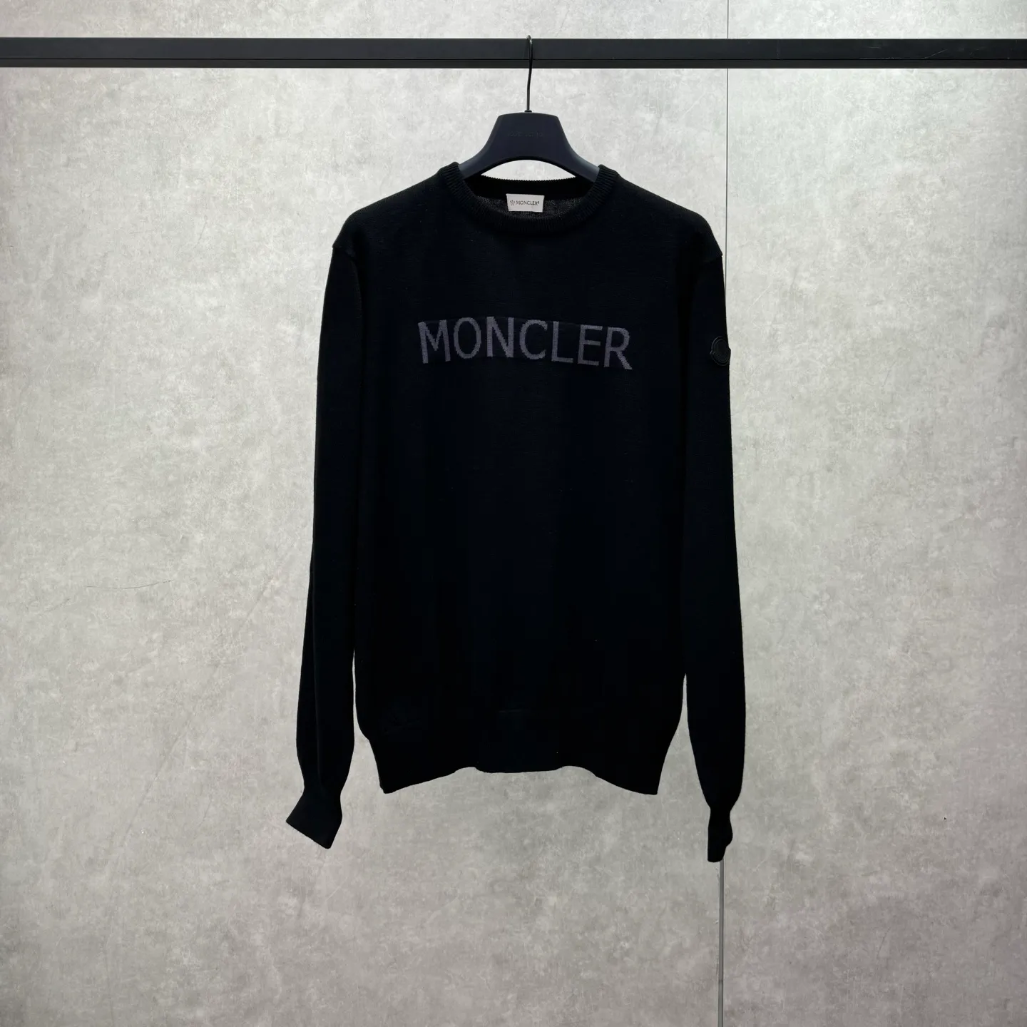P420 MONCLER hooded jacquard crew neck sweater SIZE S/M/L/XL Fabric selection: Wool blended fabric is used, mainly 95% wool, combined with 4% nylon and 1% spandex. The main body of wool ensures the warmth and comfort of the clothing. The addition of a small amount of nylon and spandex significantly improves the elasticity and wear resistance. The ribbed decorative parts are made of 100% wool, which further enhances the overall texture.  Technology: Using a high needle count and fine gauge loom, combined with the orderly direction of the internal yarns, the floating threads are cleverly woven and stored, with almost no unnecessary thread mess. The color switching of each group of letters is synchronized with the knitting needles in milliseconds, forming an exquisite letter LOGO jacquard decoration on the chest.