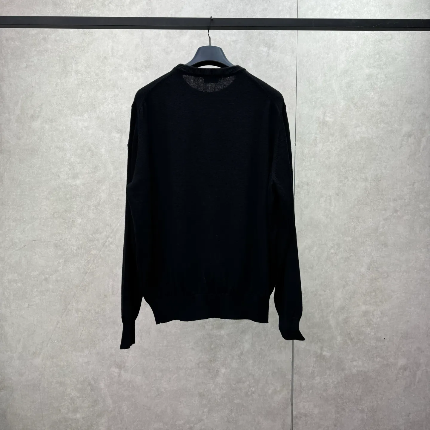 P420 MONCLER hooded jacquard crew neck sweater SIZE S/M/L/XL Fabric selection: Wool blended fabric is used, mainly 95% wool, combined with 4% nylon and 1% spandex. The main body of wool ensures the warmth and comfort of the clothing. The addition of a small amount of nylon and spandex significantly improves the elasticity and wear resistance. The ribbed decorative parts are made of 100% wool, which further enhances the overall texture.  Technology: Using a high needle count and fine gauge loom, combined with the orderly direction of the internal yarns, the floating threads are cleverly woven and stored, with almost no unnecessary thread mess. The color switching of each group of letters is synchronized with the knitting needles in milliseconds, forming an exquisite letter LOGO jacquard decoration on the chest.