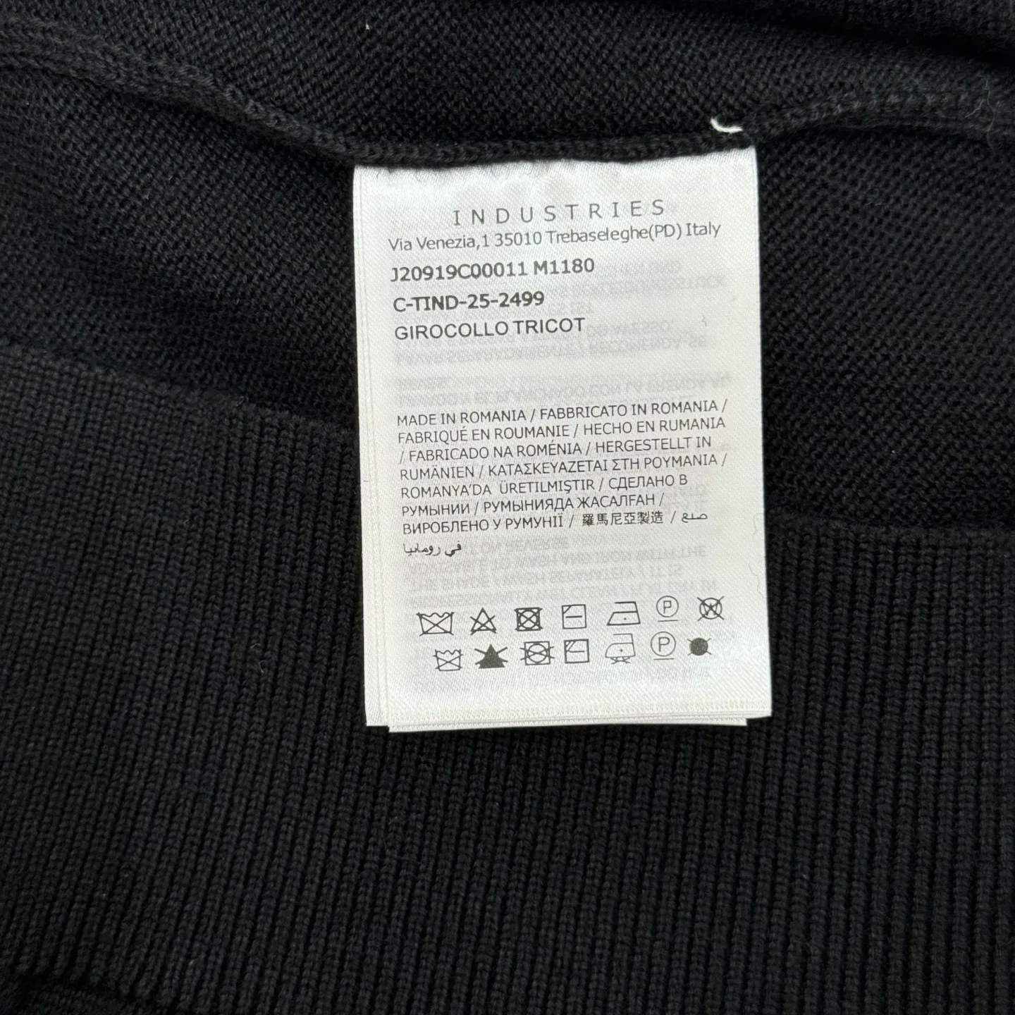 P420 MONCLER hooded jacquard crew neck sweater SIZE S/M/L/XL Fabric selection: Wool blended fabric is used, mainly 95% wool, combined with 4% nylon and 1% spandex. The main body of wool ensures the warmth and comfort of the clothing. The addition of a small amount of nylon and spandex significantly improves the elasticity and wear resistance. The ribbed decorative parts are made of 100% wool, which further enhances the overall texture.  Technology: Using a high needle count and fine gauge loom, combined with the orderly direction of the internal yarns, the floating threads are cleverly woven and stored, with almost no unnecessary thread mess. The color switching of each group of letters is synchronized with the knitting needles in milliseconds, forming an exquisite letter LOGO jacquard decoration on the chest.