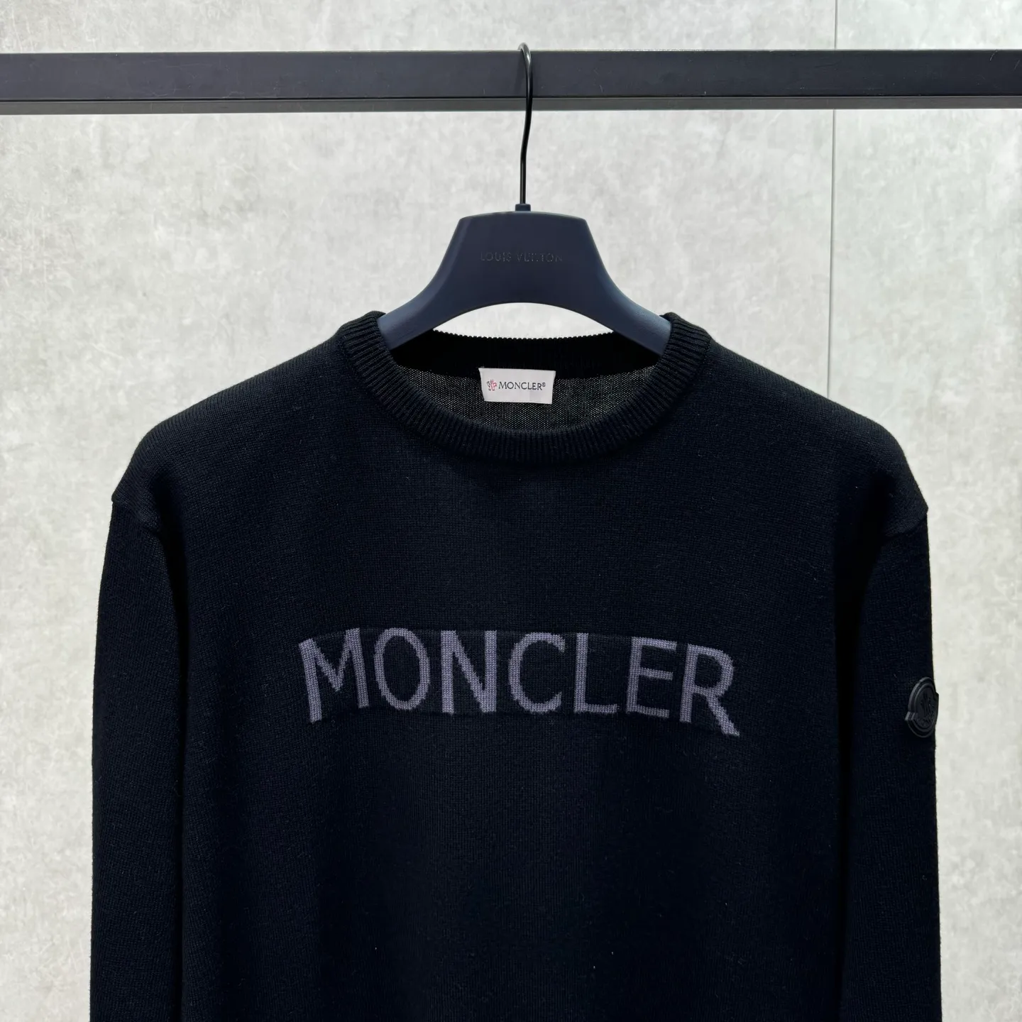 P420 MONCLER hooded jacquard crew neck sweater SIZE S/M/L/XL Fabric selection: Wool blended fabric is used, mainly 95% wool, combined with 4% nylon and 1% spandex. The main body of wool ensures the warmth and comfort of the clothing. The addition of a small amount of nylon and spandex significantly improves the elasticity and wear resistance. The ribbed decorative parts are made of 100% wool, which further enhances the overall texture.  Technology: Using a high needle count and fine gauge loom, combined with the orderly direction of the internal yarns, the floating threads are cleverly woven and stored, with almost no unnecessary thread mess. The color switching of each group of letters is synchronized with the knitting needles in milliseconds, forming an exquisite letter LOGO jacquard decoration on the chest.