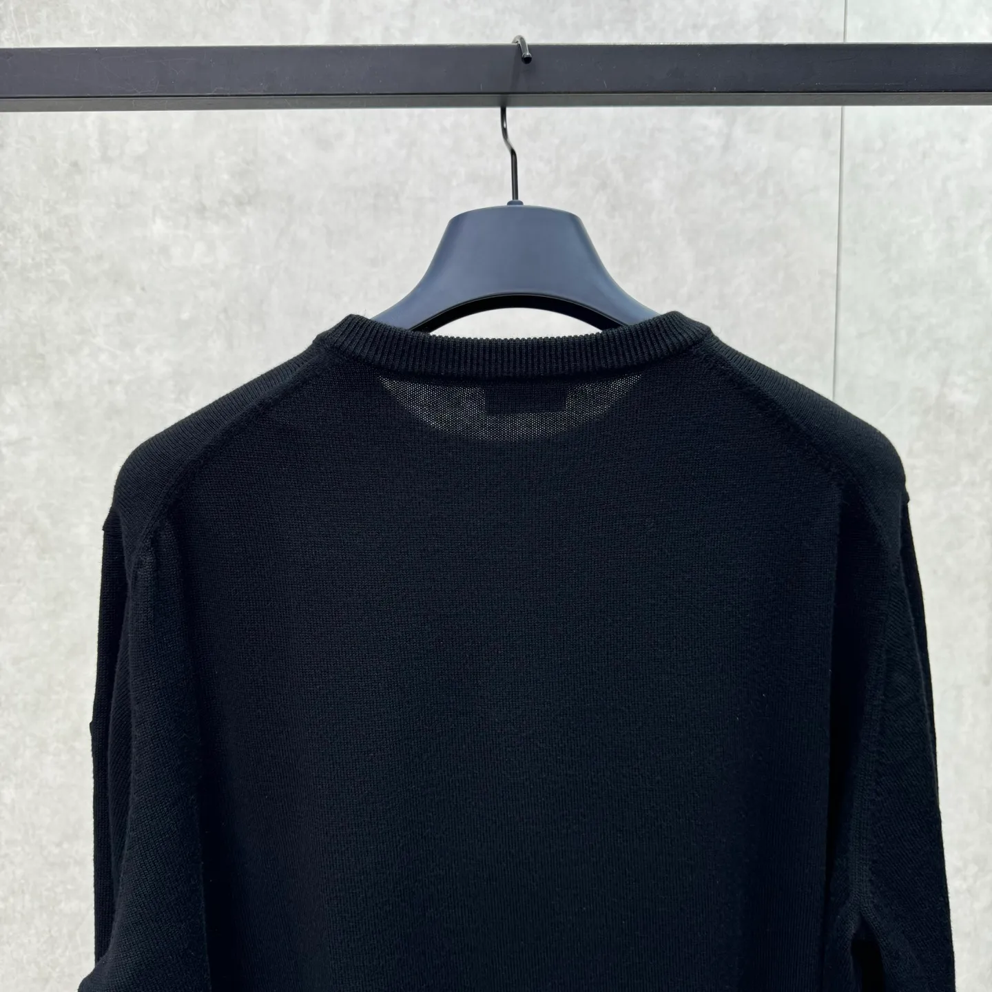 P420 MONCLER hooded jacquard crew neck sweater SIZE S/M/L/XL Fabric selection: Wool blended fabric is used, mainly 95% wool, combined with 4% nylon and 1% spandex. The main body of wool ensures the warmth and comfort of the clothing. The addition of a small amount of nylon and spandex significantly improves the elasticity and wear resistance. The ribbed decorative parts are made of 100% wool, which further enhances the overall texture.  Technology: Using a high needle count and fine gauge loom, combined with the orderly direction of the internal yarns, the floating threads are cleverly woven and stored, with almost no unnecessary thread mess. The color switching of each group of letters is synchronized with the knitting needles in milliseconds, forming an exquisite letter LOGO jacquard decoration on the chest.