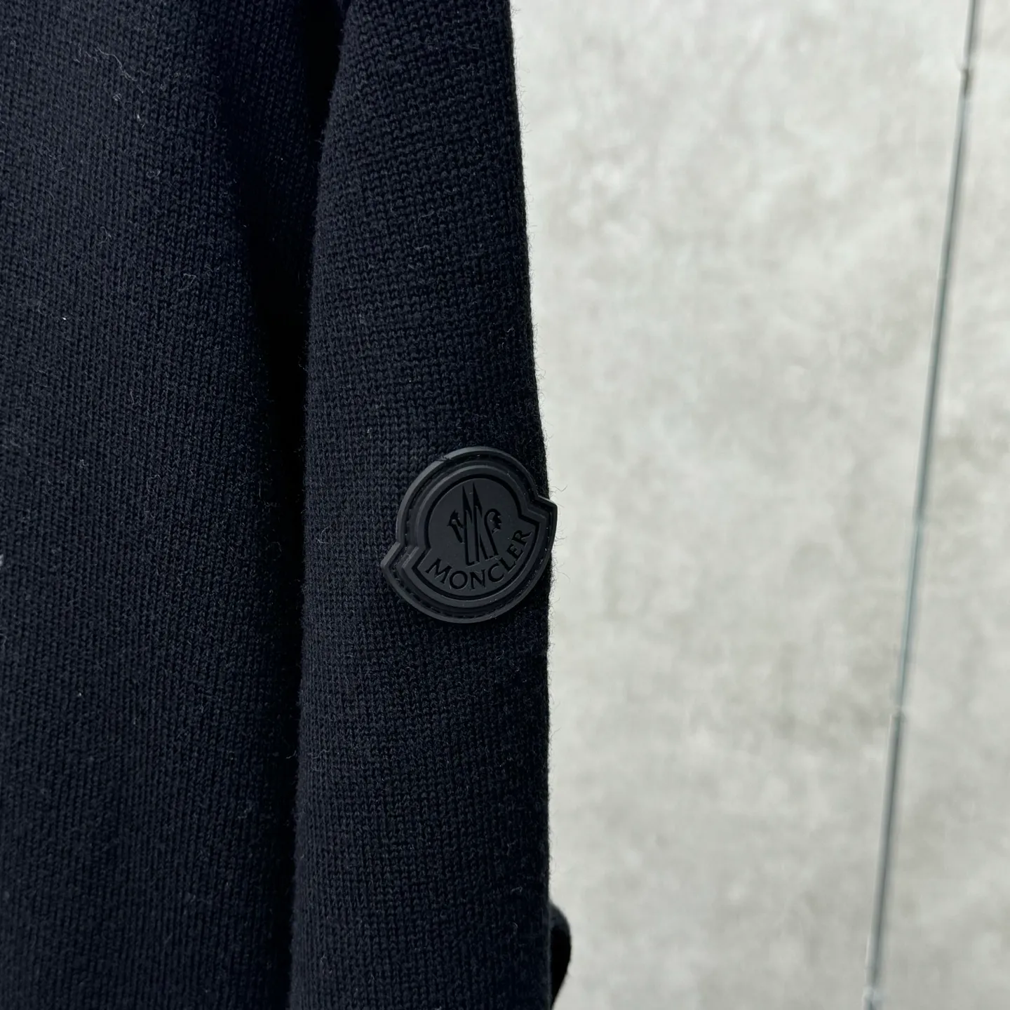 P420 MONCLER hooded jacquard crew neck sweater SIZE S/M/L/XL Fabric selection: Wool blended fabric is used, mainly 95% wool, combined with 4% nylon and 1% spandex. The main body of wool ensures the warmth and comfort of the clothing. The addition of a small amount of nylon and spandex significantly improves the elasticity and wear resistance. The ribbed decorative parts are made of 100% wool, which further enhances the overall texture.  Technology: Using a high needle count and fine gauge loom, combined with the orderly direction of the internal yarns, the floating threads are cleverly woven and stored, with almost no unnecessary thread mess. The color switching of each group of letters is synchronized with the knitting needles in milliseconds, forming an exquisite letter LOGO jacquard decoration on the chest.
