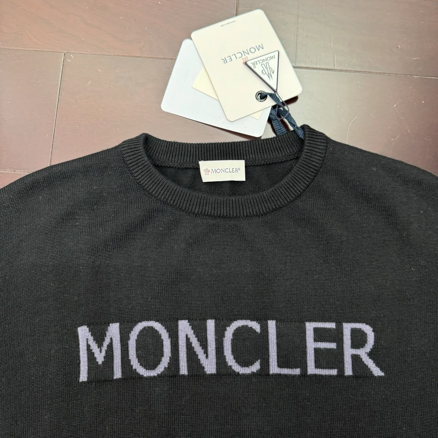 P420 MONCLER hooded jacquard crew neck sweater SIZE S/M/L/XL Fabric selection: Wool blended fabric is used, mainly 95% wool, combined with 4% nylon and 1% spandex. The main body of wool ensures the warmth and comfort of the clothing. The addition of a small amount of nylon and spandex significantly improves the elasticity and wear resistance. The ribbed decorative parts are made of 100% wool, which further enhances the overall texture.  Technology: Using a high needle count and fine gauge loom, combined with the orderly direction of the internal yarns, the floating threads are cleverly woven and stored, with almost no unnecessary thread mess. The color switching of each group of letters is synchronized with the knitting needles in milliseconds, forming an exquisite letter LOGO jacquard decoration on the chest.