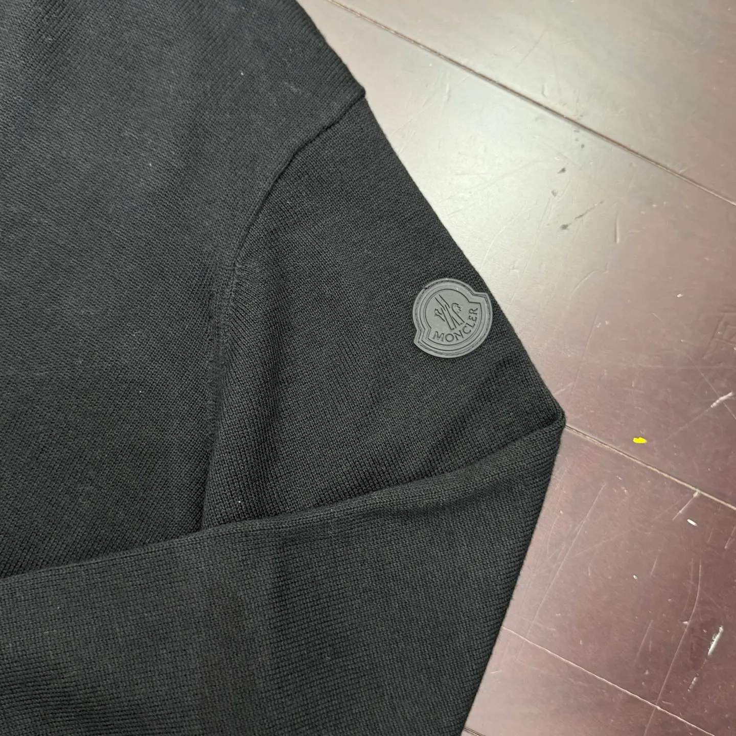 P420 MONCLER hooded jacquard crew neck sweater SIZE S/M/L/XL Fabric selection: Wool blended fabric is used, mainly 95% wool, combined with 4% nylon and 1% spandex. The main body of wool ensures the warmth and comfort of the clothing. The addition of a small amount of nylon and spandex significantly improves the elasticity and wear resistance. The ribbed decorative parts are made of 100% wool, which further enhances the overall texture.  Technology: Using a high needle count and fine gauge loom, combined with the orderly direction of the internal yarns, the floating threads are cleverly woven and stored, with almost no unnecessary thread mess. The color switching of each group of letters is synchronized with the knitting needles in milliseconds, forming an exquisite letter LOGO jacquard decoration on the chest.