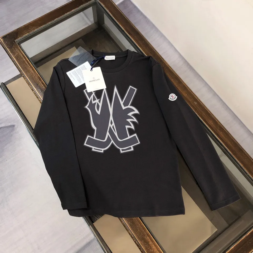 P180, a non-off-the-shelf model, you can trust it. Moncler printed long-sleeved T-shirt, 240g breathable cotton fabric, very soft and comfortable texture, does not shrink, does not deform, does not ball), can be worn alone as a base layer. Original customized accessories, collar label, care mark, hangtag, packaging (perfect details) Color: White Black Size: XS S M L