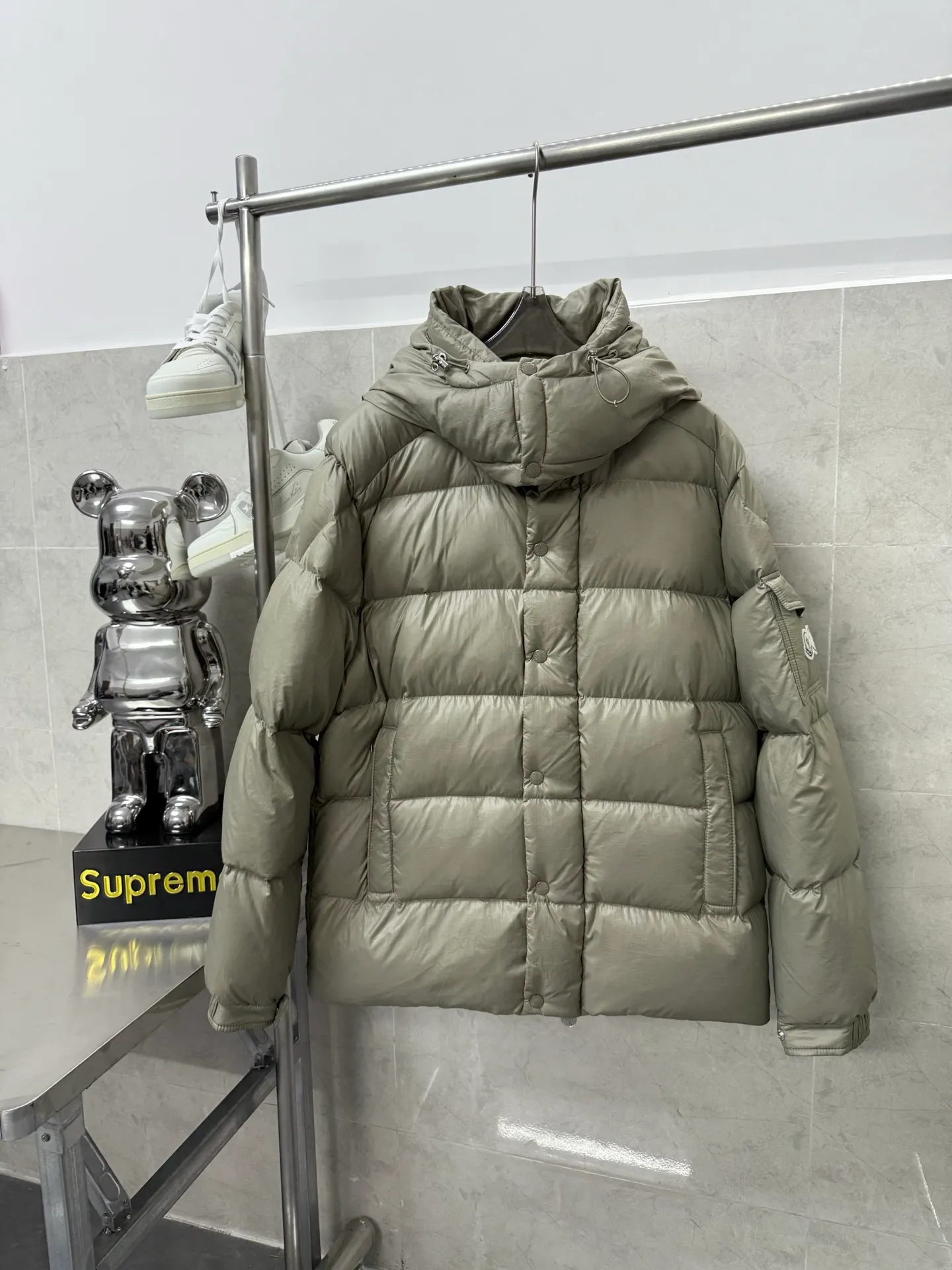 P820 ​​Moncler Maya 70th Anniversary Hooded Down Jacket The Moncler Maya down jacket is specially reinterpreted to celebrate Moncler's 70th anniversary. The iconic style is refreshed in new colors. A classic example of the brand's DNA, it's made from shiny lacquered nylon and embellished with signature rectangular quilting. A classic cropped design that transcends seasons and styles, it features a statement silhouette, removable hood and adjustable hem. The sleeves are decorated with the brand's signature classic patch pockets and a patchwork logo specially designed to celebrate the 70th anniversary. Color: Black White Basalt Gray Size: 12345
