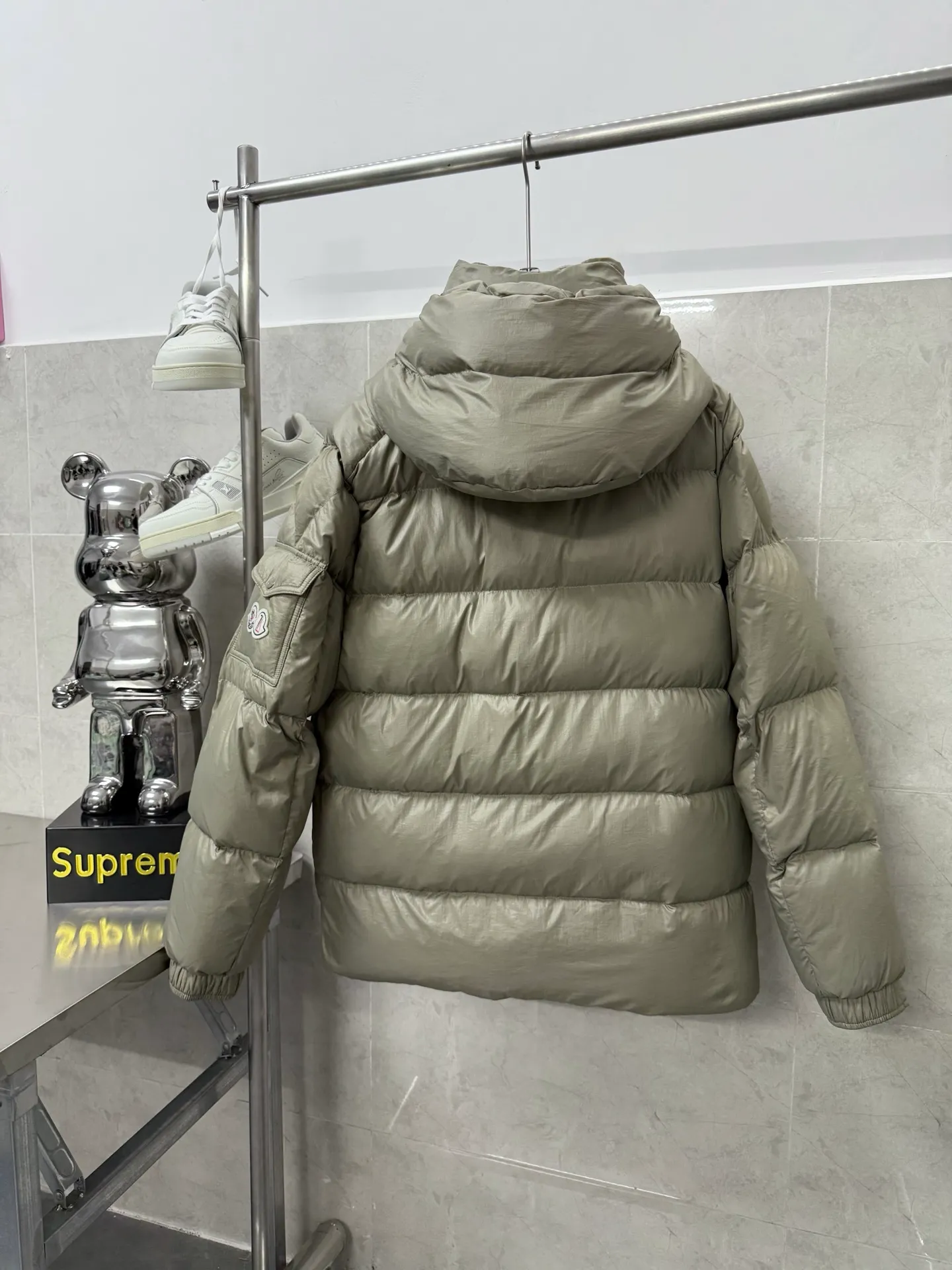 P820 ​​Moncler Maya 70th Anniversary Hooded Down Jacket The Moncler Maya down jacket is specially reinterpreted to celebrate Moncler's 70th anniversary. The iconic style is refreshed in new colors. A classic example of the brand's DNA, it's made from shiny lacquered nylon and embellished with signature rectangular quilting. A classic cropped design that transcends seasons and styles, it features a statement silhouette, removable hood and adjustable hem. The sleeves are decorated with the brand's signature classic patch pockets and a patchwork logo specially designed to celebrate the 70th anniversary. Color: Black White Basalt Gray Size: 12345