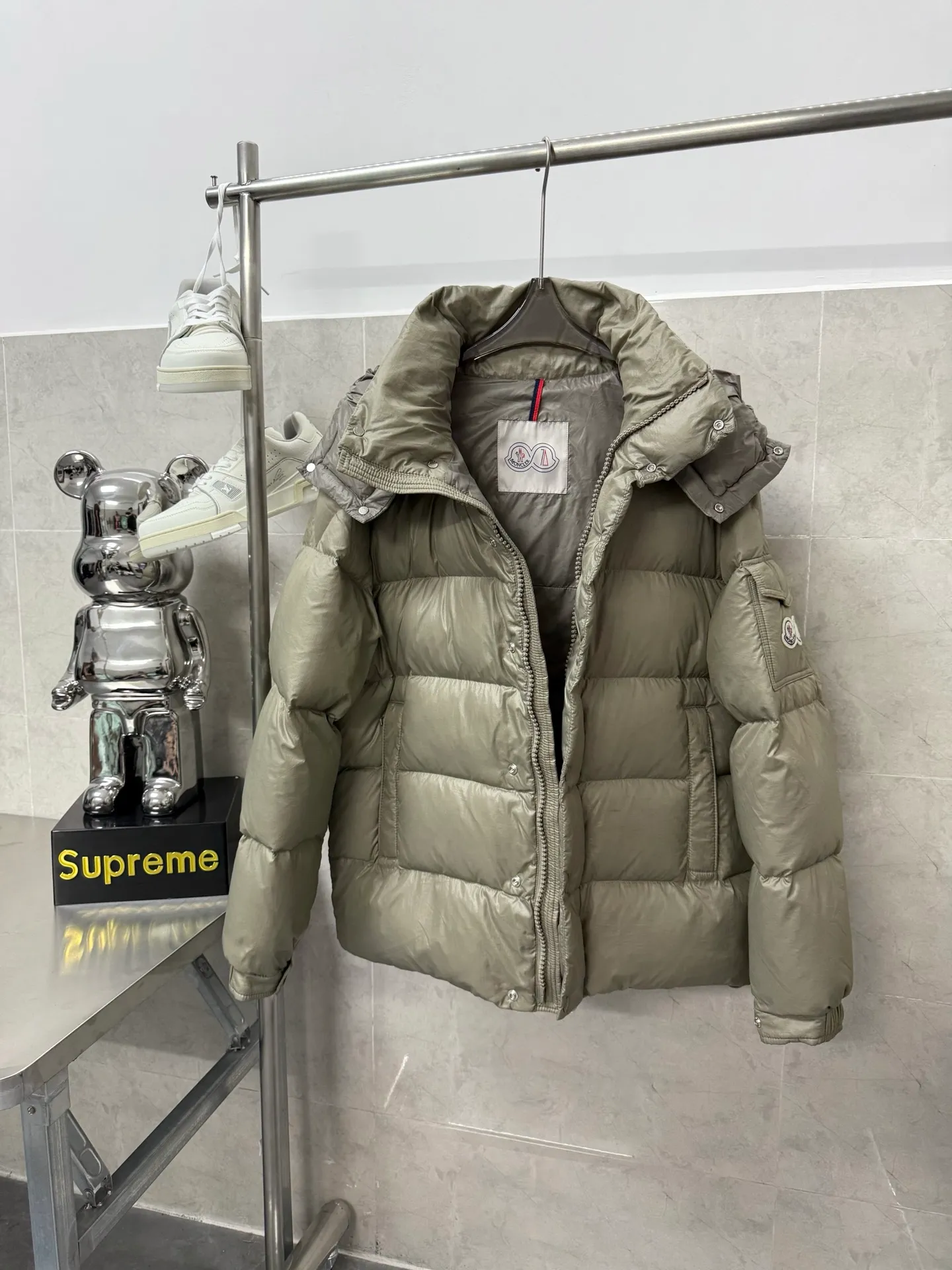 P820 ​​Moncler Maya 70th Anniversary Hooded Down Jacket The Moncler Maya down jacket is specially reinterpreted to celebrate Moncler's 70th anniversary. The iconic style is refreshed in new colors. A classic example of the brand's DNA, it's made from shiny lacquered nylon and embellished with signature rectangular quilting. A classic cropped design that transcends seasons and styles, it features a statement silhouette, removable hood and adjustable hem. The sleeves are decorated with the brand's signature classic patch pockets and a patchwork logo specially designed to celebrate the 70th anniversary. Color: Black White Basalt Gray Size: 12345