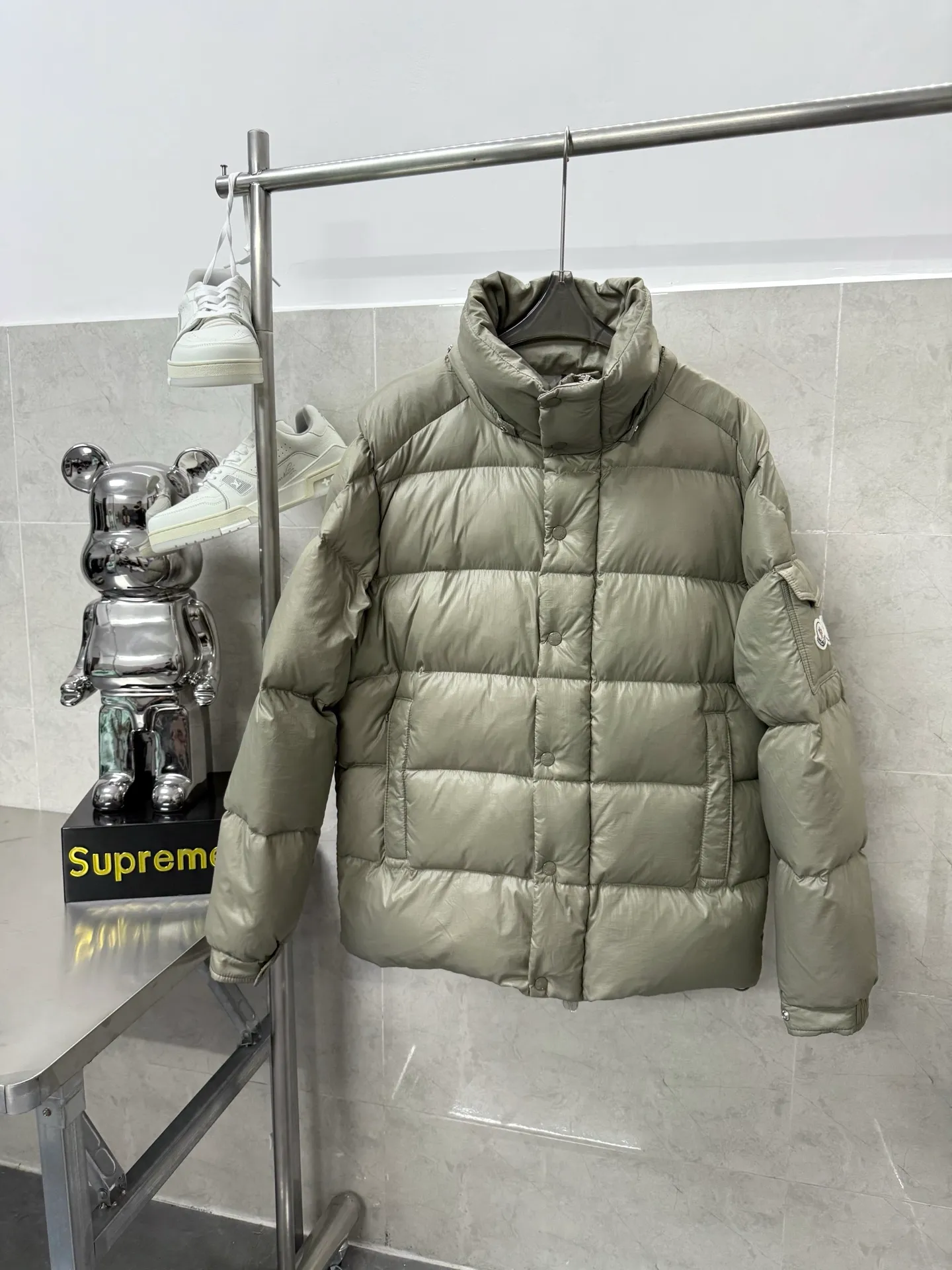 P820 ​​Moncler Maya 70th Anniversary Hooded Down Jacket The Moncler Maya down jacket is specially reinterpreted to celebrate Moncler's 70th anniversary. The iconic style is refreshed in new colors. A classic example of the brand's DNA, it's made from shiny lacquered nylon and embellished with signature rectangular quilting. A classic cropped design that transcends seasons and styles, it features a statement silhouette, removable hood and adjustable hem. The sleeves are decorated with the brand's signature classic patch pockets and a patchwork logo specially designed to celebrate the 70th anniversary. Color: Black White Basalt Gray Size: 12345