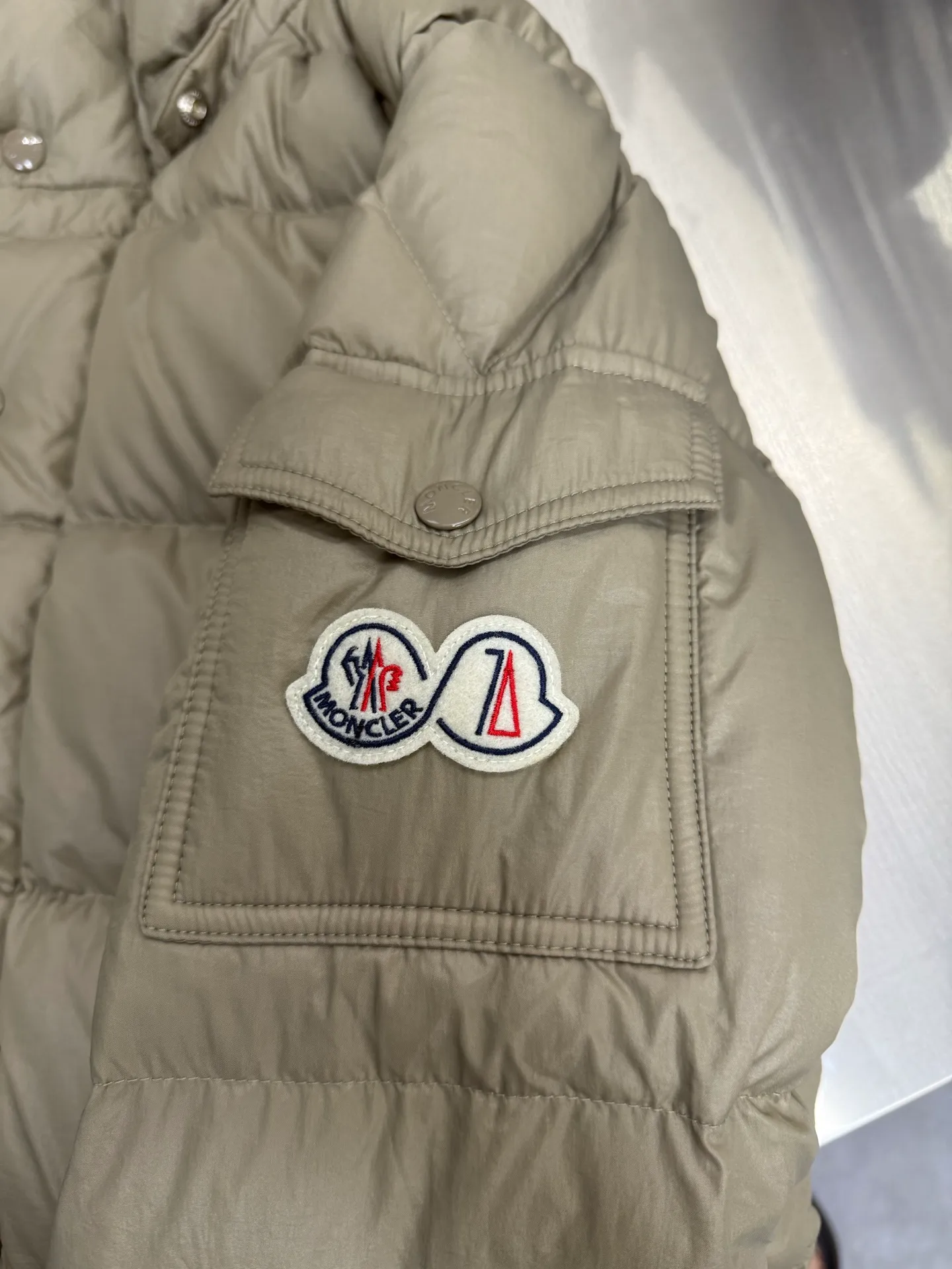 P820 ​​Moncler Maya 70th Anniversary Hooded Down Jacket The Moncler Maya down jacket is specially reinterpreted to celebrate Moncler's 70th anniversary. The iconic style is refreshed in new colors. A classic example of the brand's DNA, it's made from shiny lacquered nylon and embellished with signature rectangular quilting. A classic cropped design that transcends seasons and styles, it features a statement silhouette, removable hood and adjustable hem. The sleeves are decorated with the brand's signature classic patch pockets and a patchwork logo specially designed to celebrate the 70th anniversary. Color: Black White Basalt Gray Size: 12345