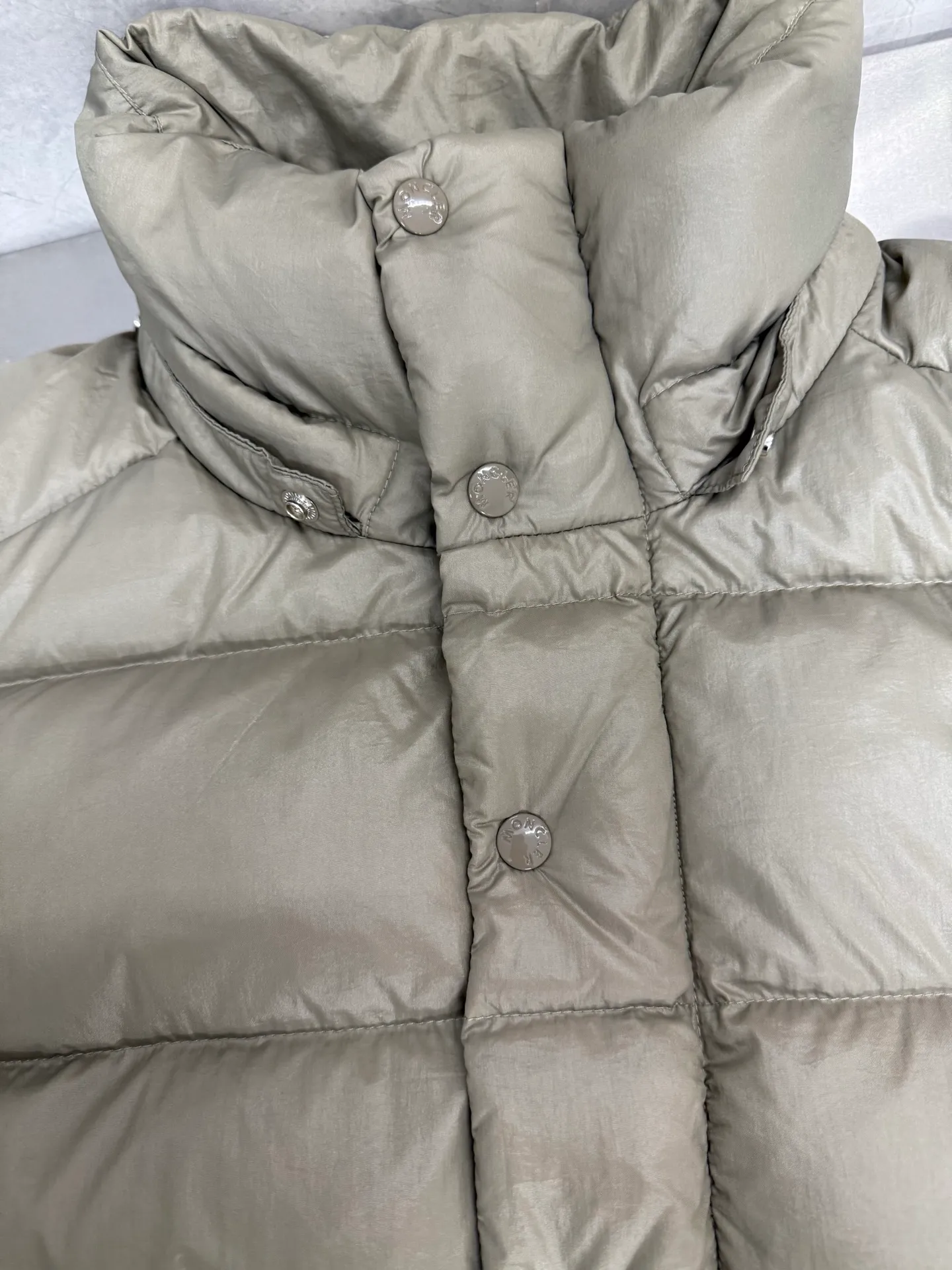 P820 ​​Moncler Maya 70th Anniversary Hooded Down Jacket The Moncler Maya down jacket is specially reinterpreted to celebrate Moncler's 70th anniversary. The iconic style is refreshed in new colors. A classic example of the brand's DNA, it's made from shiny lacquered nylon and embellished with signature rectangular quilting. A classic cropped design that transcends seasons and styles, it features a statement silhouette, removable hood and adjustable hem. The sleeves are decorated with the brand's signature classic patch pockets and a patchwork logo specially designed to celebrate the 70th anniversary. Color: Black White Basalt Gray Size: 12345