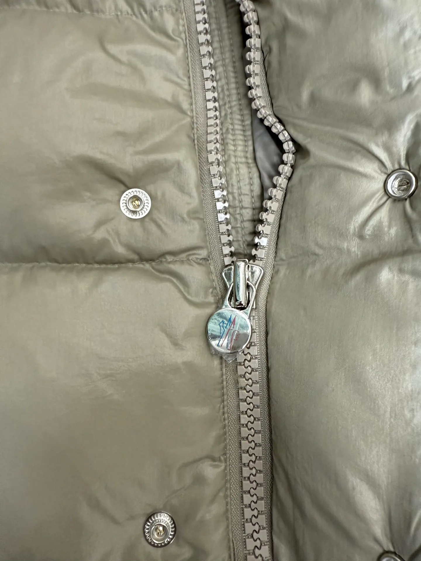 P820 ​​Moncler Maya 70th Anniversary Hooded Down Jacket The Moncler Maya down jacket is specially reinterpreted to celebrate Moncler's 70th anniversary. The iconic style is refreshed in new colors. A classic example of the brand's DNA, it's made from shiny lacquered nylon and embellished with signature rectangular quilting. A classic cropped design that transcends seasons and styles, it features a statement silhouette, removable hood and adjustable hem. The sleeves are decorated with the brand's signature classic patch pockets and a patchwork logo specially designed to celebrate the 70th anniversary. Color: Black White Basalt Gray Size: 12345