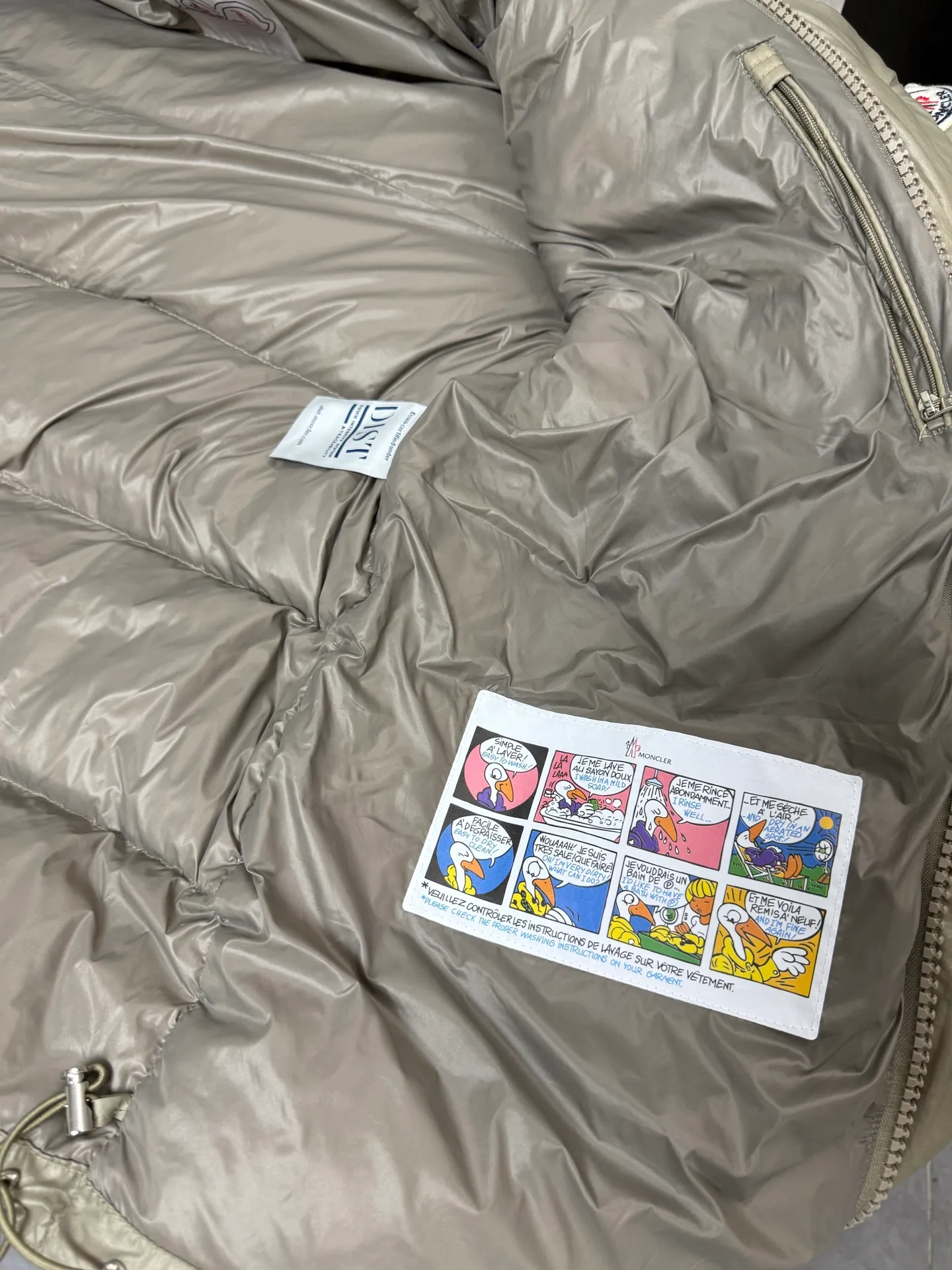 P820 ​​Moncler Maya 70th Anniversary Hooded Down Jacket The Moncler Maya down jacket is specially reinterpreted to celebrate Moncler's 70th anniversary. The iconic style is refreshed in new colors. A classic example of the brand's DNA, it's made from shiny lacquered nylon and embellished with signature rectangular quilting. A classic cropped design that transcends seasons and styles, it features a statement silhouette, removable hood and adjustable hem. The sleeves are decorated with the brand's signature classic patch pockets and a patchwork logo specially designed to celebrate the 70th anniversary. Color: Black White Basalt Gray Size: 12345