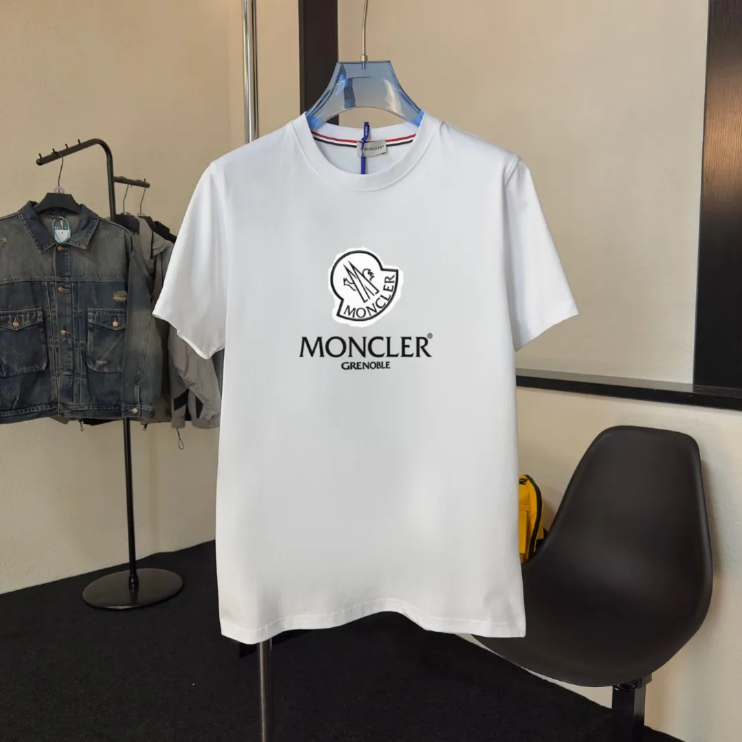 P140 Upgraded version "Mobile phone smart sensor ~ NFC chip armband ~ Direct access to the official website for anti-counterfeiting" "Moncler ~ Mouth Mouth" 2025 new high-quality round neck short-sleeved T-shirt. The cuffs have imported embroidered labels. Customized dyeing, very comfortable to touch. Super versatile and good-looking short-sleeved. Complete with three labels. Non-market ordinary version. Feel free to compare. Quality is absolutely guaranteed! ‼ First of all, this original fabric is all custom-woven with 32-count double yarn fabric, 250G, and the weight is the same‼ Fine workmanship, double waistcoat method, double waistcoat method, double waistcoat method makes the whole dress more three-dimensional, which is not a craft that ordinary T-shirts can achieve🤪 Size: S-M-L-XL-2XL Color: black, white, apricot, same style for men and women