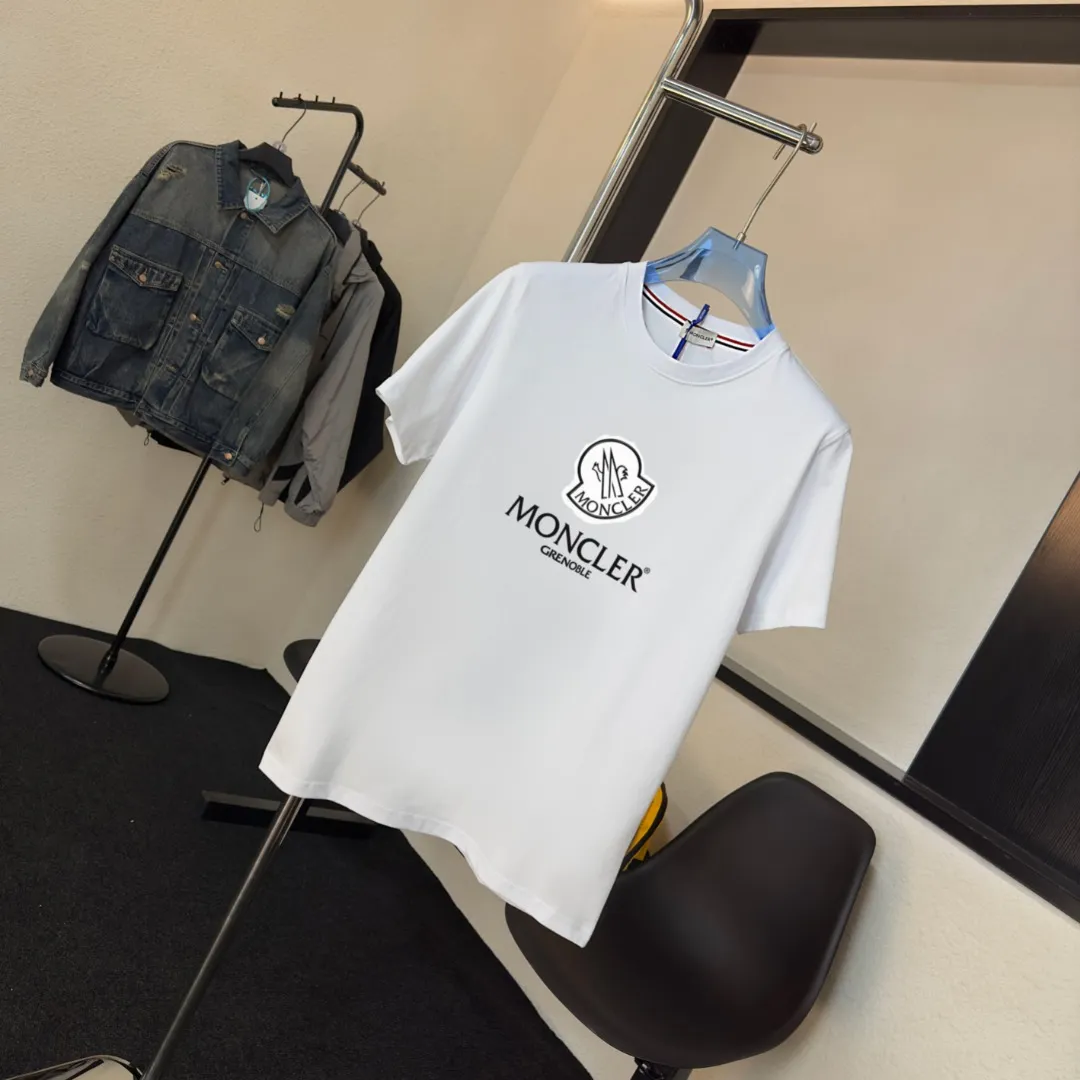 P140 Upgraded version "Mobile phone smart sensor ~ NFC chip armband ~ Direct access to the official website for anti-counterfeiting" "Moncler ~ Mouth Mouth" 2025 new high-quality round neck short-sleeved T-shirt. The cuffs have imported embroidered labels. Customized dyeing, very comfortable to touch. Super versatile and good-looking short-sleeved. Complete with three labels. Non-market ordinary version. Feel free to compare. Quality is absolutely guaranteed! ‼ First of all, this original fabric is all custom-woven with 32-count double yarn fabric, 250G, and the weight is the same‼ Fine workmanship, double waistcoat method, double waistcoat method, double waistcoat method makes the whole dress more three-dimensional, which is not a craft that ordinary T-shirts can achieve🤪 Size: S-M-L-XL-2XL Color: black, white, apricot, same style for men and women