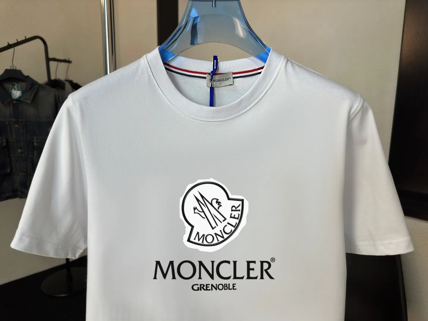P140 Upgraded version "Mobile phone smart sensor ~ NFC chip armband ~ Direct access to the official website for anti-counterfeiting" "Moncler ~ Mouth Mouth" 2025 new high-quality round neck short-sleeved T-shirt. The cuffs have imported embroidered labels. Customized dyeing, very comfortable to touch. Super versatile and good-looking short-sleeved. Complete with three labels. Non-market ordinary version. Feel free to compare. Quality is absolutely guaranteed! ‼ First of all, this original fabric is all custom-woven with 32-count double yarn fabric, 250G, and the weight is the same‼ Fine workmanship, double waistcoat method, double waistcoat method, double waistcoat method makes the whole dress more three-dimensional, which is not a craft that ordinary T-shirts can achieve🤪 Size: S-M-L-XL-2XL Color: black, white, apricot, same style for men and women