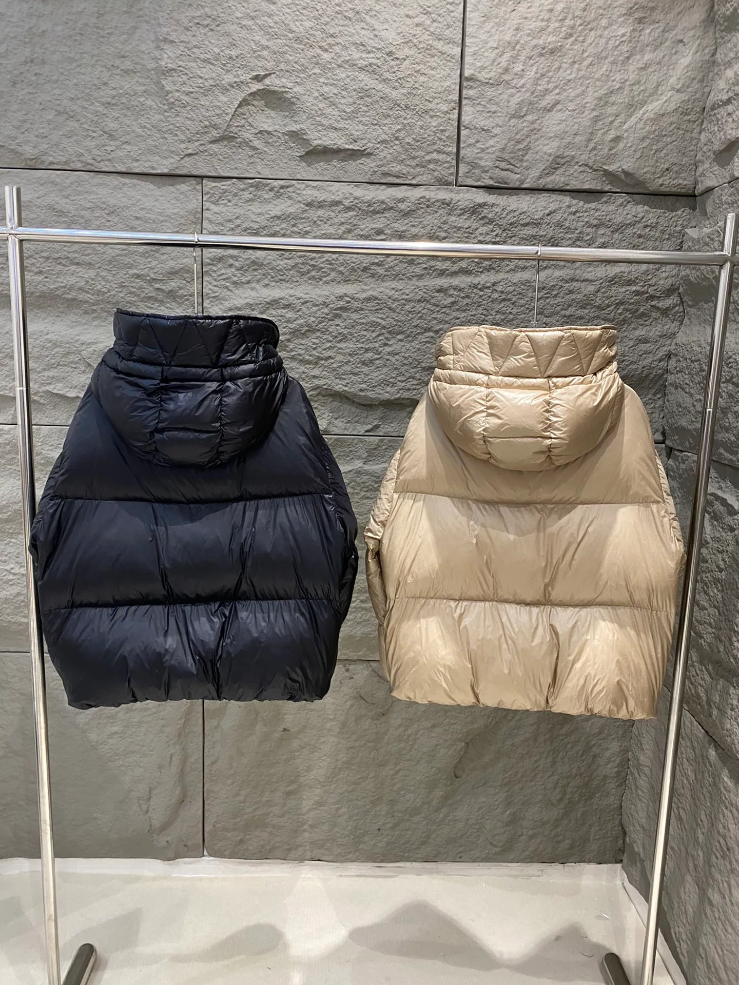P920 Style number: Y122 Moncler Borey hooded down jacket m hood rope puff bread women's lightweight longue saison nylon down jacket, DIST certified, quilted design. Dropped shoulders, drawstring hood, and funnel neck for a casual and lazy look. Two-way zipper and snap button on the front, elastic hem and cuffs for better wind protection and warmth. The sleeves have hidden snap buttons that open and can be worn as a cape. 90 velvet filling. Color: black/coffee Size: 0/1/2