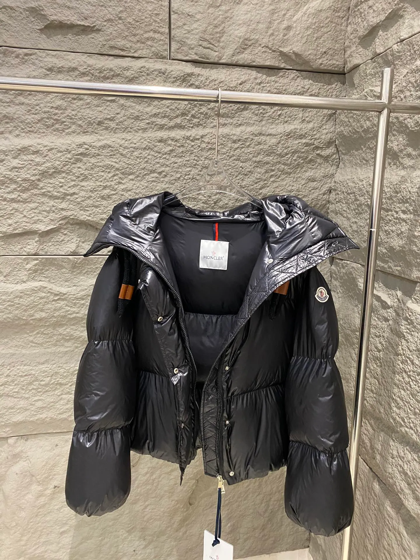 P920 Style number: Y122 Moncler Borey hooded down jacket m hood rope puff bread women's lightweight longue saison nylon down jacket, DIST certified, quilted design. Dropped shoulders, drawstring hood, and funnel neck for a casual and lazy look. Two-way zipper and snap button on the front, elastic hem and cuffs for better wind protection and warmth. The sleeves have hidden snap buttons that open and can be worn as a cape. 90 velvet filling. Color: black/coffee Size: 0/1/2