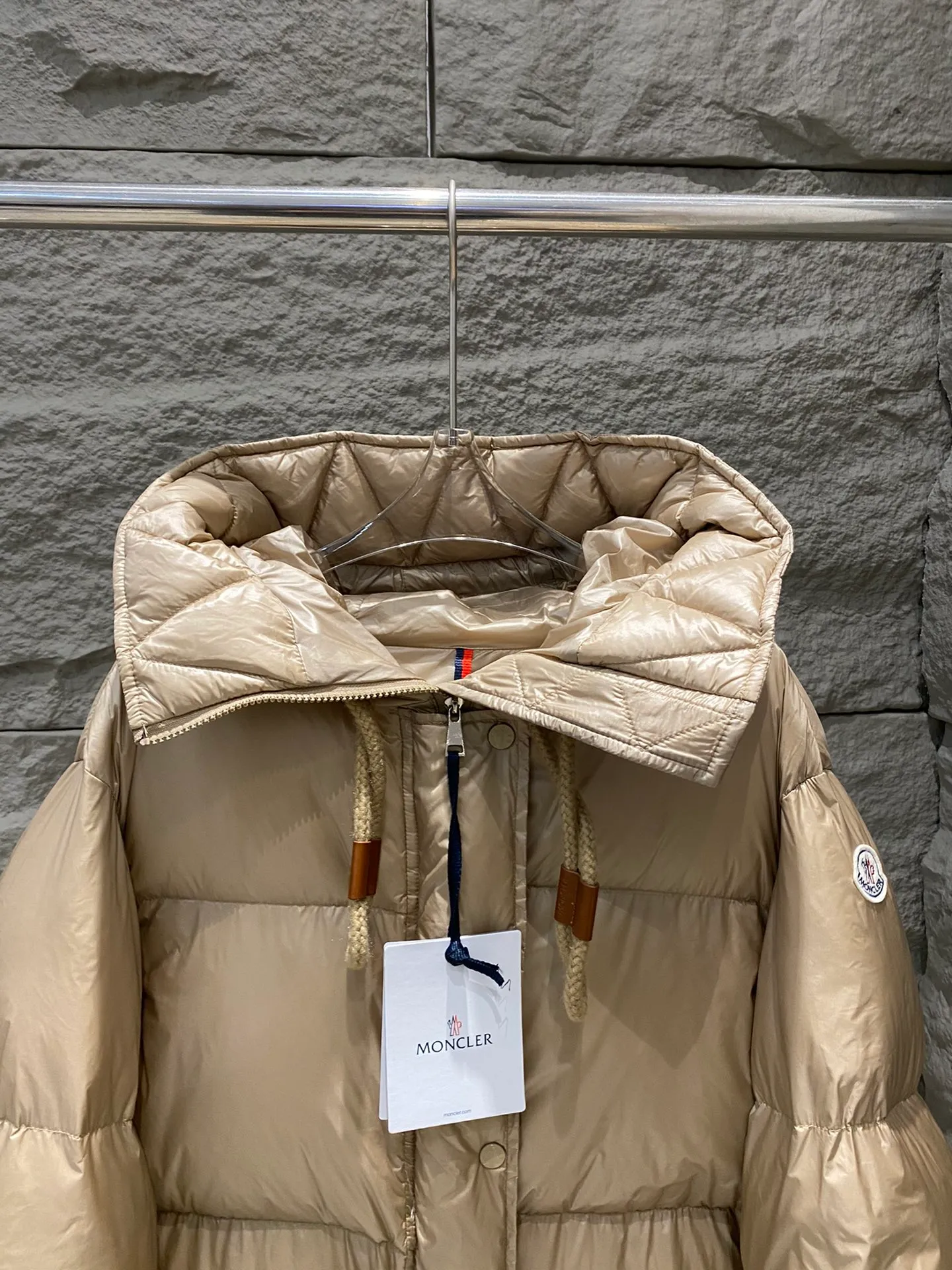 P920 Style number: Y122 Moncler Borey hooded down jacket m hood rope puff bread women's lightweight longue saison nylon down jacket, DIST certified, quilted design. Dropped shoulders, drawstring hood, and funnel neck for a casual and lazy look. Two-way zipper and snap button on the front, elastic hem and cuffs for better wind protection and warmth. The sleeves have hidden snap buttons that open and can be worn as a cape. 90 velvet filling. Color: black/coffee Size: 0/1/2