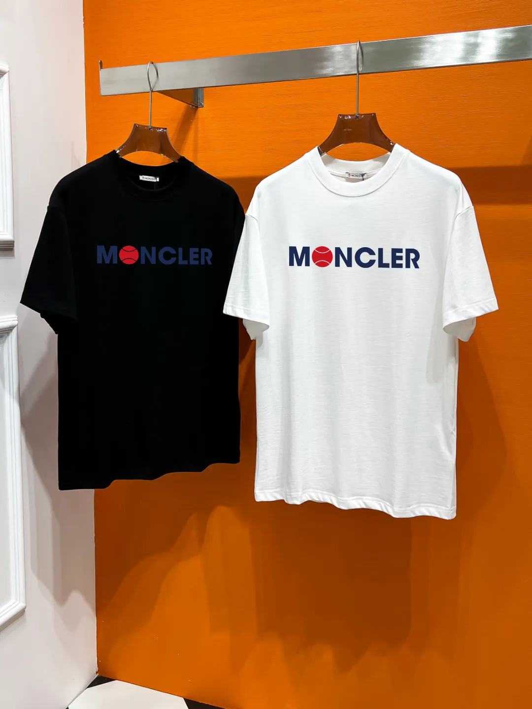 P140 Moncler# Spring and summer top counter synchronous short-sleeved T-shirt (complete with 3 labels). It is made of imported 100%-32 count double-strand Xinjiang cotton fabric. It is the original fabric of the counter. It has strong brand recognition and is full of high street and exquisite style. It will definitely become the best choice for high street appearances. The fabric is thick and has a strong say in texture and comfort. It feels delicate and comfortable to wear. The upper body effect is great. It is made of pure cotton. This kind of cotton is very special. It feels very soft and has a double-sided texture. This is the first time I have gotten such functional fabric in a long time. It is really good! It’s not a bad style or material, straight men will definitely like it!  It is a fusion of top elements, a classic trendy men's fashion, and the upper body comfort is unparalleled. It can be said that it is a must-have in summer, and it is more fashionable and can easily create a fashionable and stylish super item. It interprets your luxury and taste and creates your fashionable style and charm. Fashionable round neck chest T-shirt This T-shirt has exquisite craftsmanship and full design sense! The matching is trendy and stylish! This must-have item has an elegant upper body, looks good both inside and outside, and combines fashion and comfort. It looks like a basic men's T-shirt, but it is not. It can be worn alone or layered underneath. There is no problem in wearing one piece for all seasons. The product is really, really good! It comes from the original factory, and there are not many pieces that can be counted on the fingers. Whether he can own it or not depends on your hand speed. The custom-woven double-layer rib neck design is flat and snug and not easy to deform. The brand logo remains the same, creating an alternative luxury fashion atmosphere and becoming a new concept that breaks out of the cocoon in the year. Available in two colors: white and black. Size: S M L XL 2XL