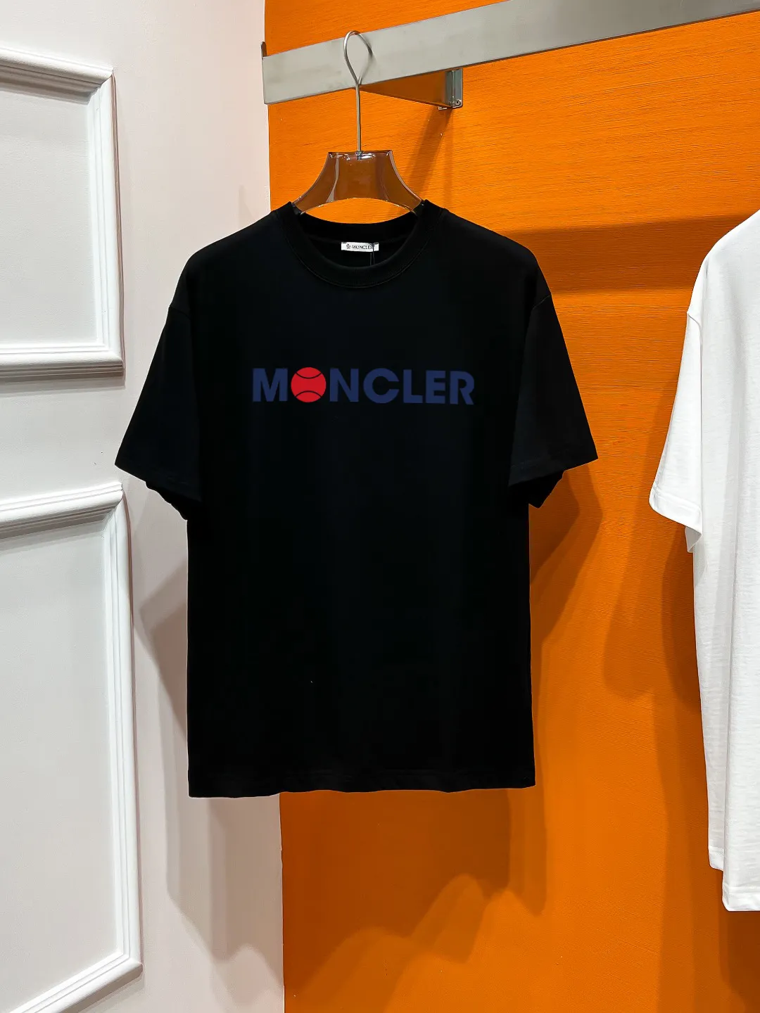 P140 Moncler# Spring and summer top counter synchronous short-sleeved T-shirt (complete with 3 labels). It is made of imported 100%-32 count double-strand Xinjiang cotton fabric. It is the original fabric of the counter. It has strong brand recognition and is full of high street and exquisite style. It will definitely become the best choice for high street appearances. The fabric is thick and has a strong say in texture and comfort. It feels delicate and comfortable to wear. The upper body effect is great. It is made of pure cotton. This kind of cotton is very special. It feels very soft and has a double-sided texture. This is the first time I have gotten such functional fabric in a long time. It is really good! It’s not a bad style or material, straight men will definitely like it!  It is a fusion of top elements, a classic trendy men's fashion, and the upper body comfort is unparalleled. It can be said that it is a must-have in summer, and it is more fashionable and can easily create a fashionable and stylish super item. It interprets your luxury and taste and creates your fashionable style and charm. Fashionable round neck chest T-shirt This T-shirt has exquisite craftsmanship and full design sense! The matching is trendy and stylish! This must-have item has an elegant upper body, looks good both inside and outside, and combines fashion and comfort. It looks like a basic men's T-shirt, but it is not. It can be worn alone or layered underneath. There is no problem in wearing one piece for all seasons. The product is really, really good! It comes from the original factory, and there are not many pieces that can be counted on the fingers. Whether he can own it or not depends on your hand speed. The custom-woven double-layer rib neck design is flat and snug and not easy to deform. The brand logo remains the same, creating an alternative luxury fashion atmosphere and becoming a new concept that breaks out of the cocoon in the year. Available in two colors: white and black. Size: S M L XL 2XL