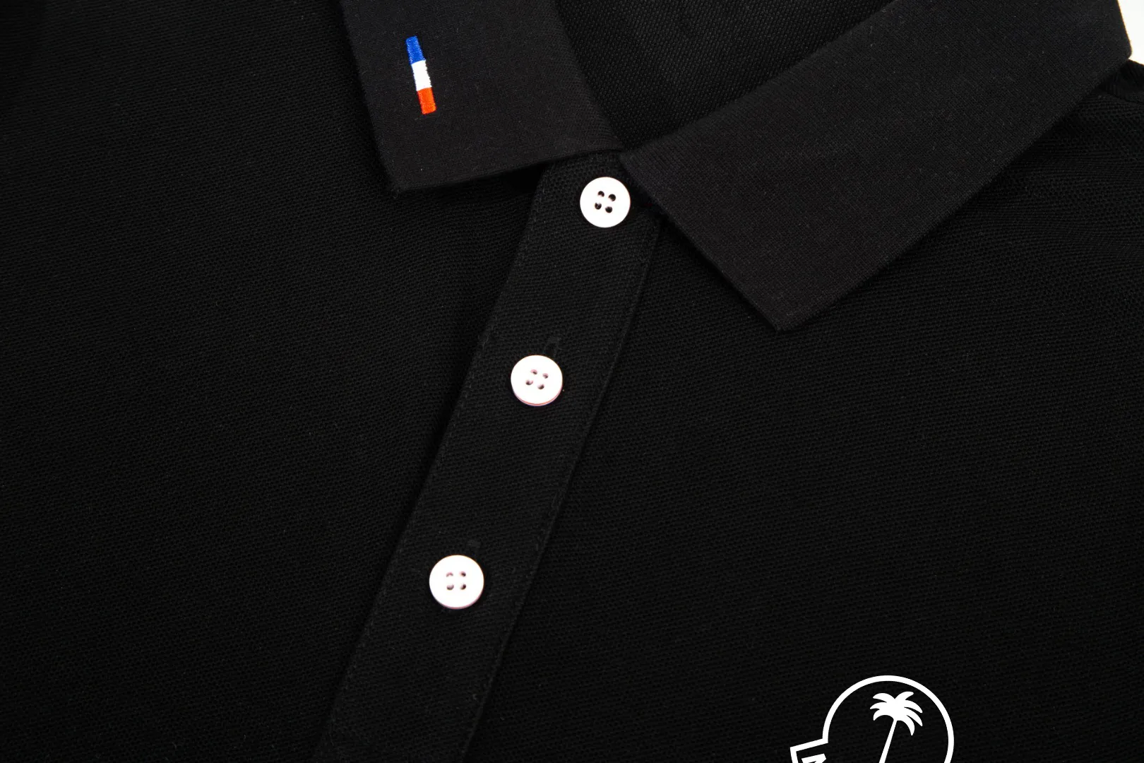 P210 Moncler official website lapel long-sleeved Polo shirt.  A simple yet refined T-shirt. The best item to create a modern and elegant look. Excellent channel product! Customer-supplied Piquet porous fiber pique cotton fabric, which can be called a "breathing fabric."  The unparalleled texture is inseparable from the exquisite materials used in craft tailoring. The craft knitted quilted design makes the hand feel extremely smooth and delicate without any roughness. The original logo design is more luxurious and noble. The upper body is comfortable and classy. The hand feels very smooth and soft. It can be easily controlled regardless of business, fashion or leisure. The age span is very large, which conforms to the trendy and practical dressing customs. It is the first choice for senior urban fashion people.  Black/white/Tibetan orchid Size: M~3XL