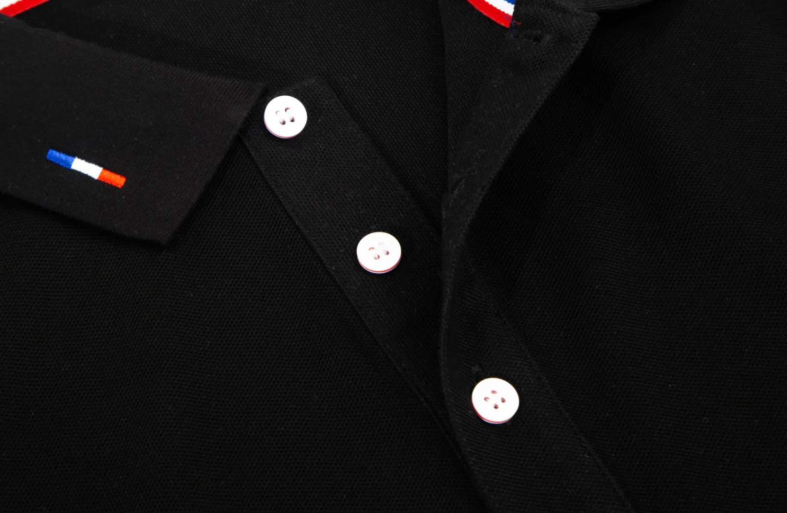 P210 Moncler official website lapel long-sleeved Polo shirt.  A simple yet refined T-shirt. The best item to create a modern and elegant look. Excellent channel product! Customer-supplied Piquet porous fiber pique cotton fabric, which can be called a "breathing fabric."  The unparalleled texture is inseparable from the exquisite materials used in craft tailoring. The craft knitted quilted design makes the hand feel extremely smooth and delicate without any roughness. The original logo design is more luxurious and noble. The upper body is comfortable and classy. The hand feels very smooth and soft. It can be easily controlled regardless of business, fashion or leisure. The age span is very large, which conforms to the trendy and practical dressing customs. It is the first choice for senior urban fashion people.  Black/white/Tibetan orchid Size: M~3XL