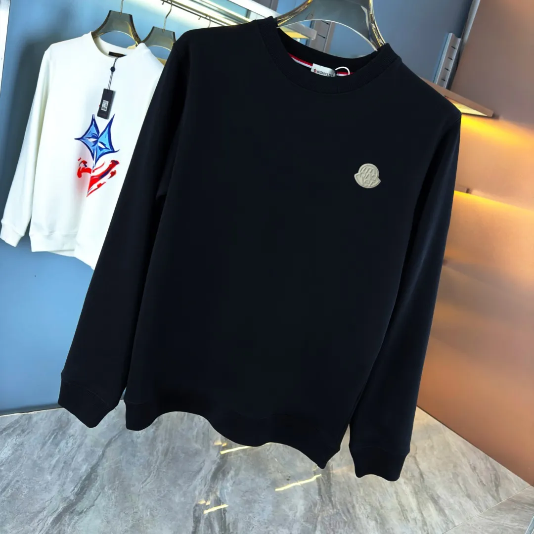 P210 high version sweatshirt) 📦With exclusive picture packaging📦 [Long-term ready stock] Upgraded version "Mobile phone smart sensor ~ NFC chip armband ~ Direct access to the official website anti-counterfeiting" 〖 𝐌𝐎𝐍𝐂𝐋𝐄𝐑 ~ Mouth covering〗 2025 new high quality, using 450g heavyweight fabric Different from the market currency, you can mix and match everything at will and you will be handsome😎The whole clothes is made of double waistcoats. The double waistcoats make the whole dress more three-dimensional. It is not an ordinary factory that can do such fine work. 2025 autumn and winter new style, on sale at the counter, exquisite printed round neck terry sweatshirt. High-end double-ply cotton. Customized stretch ribs are dyed in the same vat. Three standards are complete. It is matched with digital printing patterns and is very breathable. Same style for men and women. Color: black, white, apricot. Size: S M L XL 2XL
