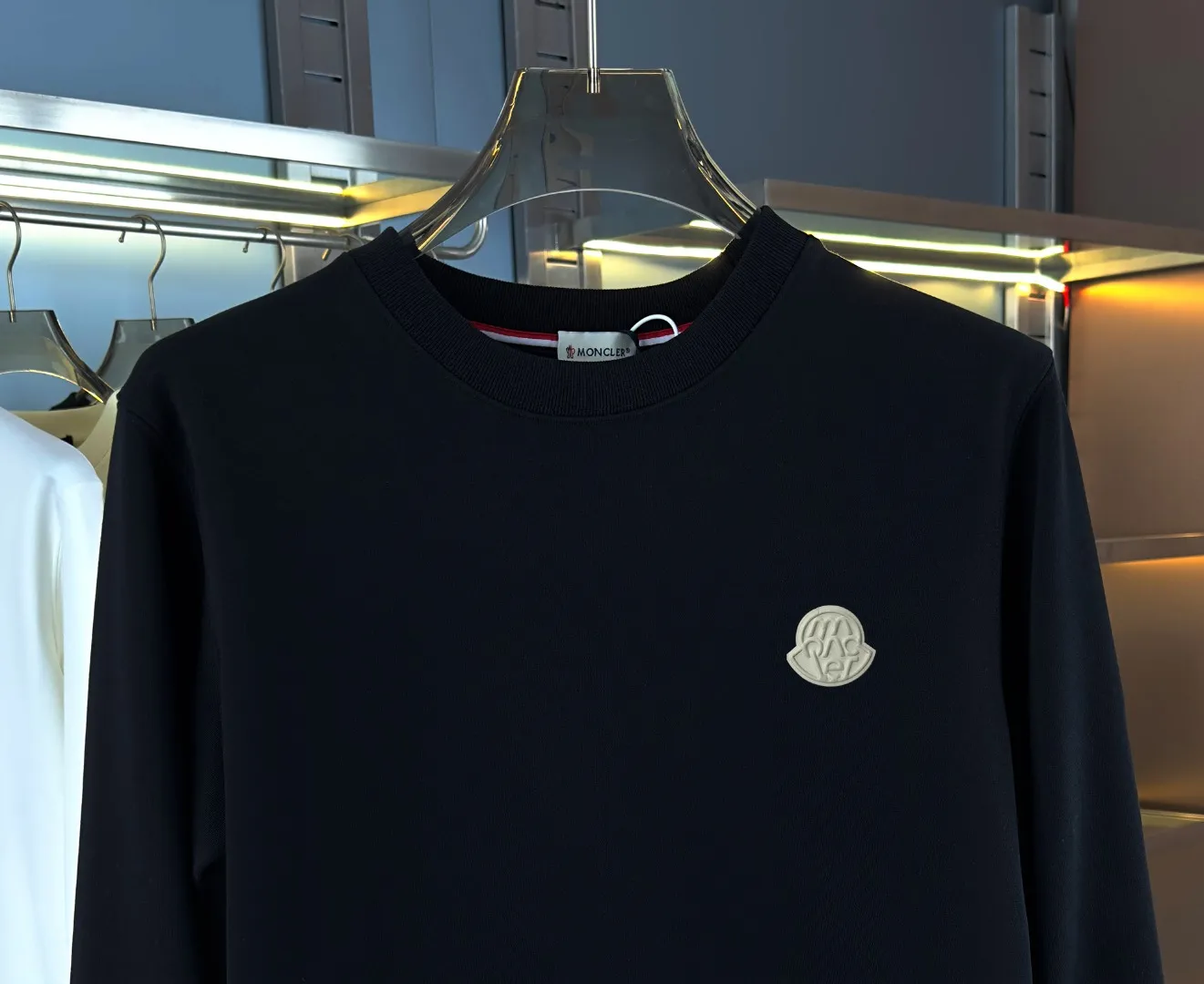P210 high version sweatshirt) 📦With exclusive picture packaging📦 [Long-term ready stock] Upgraded version "Mobile phone smart sensor ~ NFC chip armband ~ Direct access to the official website anti-counterfeiting" 〖 𝐌𝐎𝐍𝐂𝐋𝐄𝐑 ~ Mouth covering〗 2025 new high quality, using 450g heavyweight fabric Different from the market currency, you can mix and match everything at will and you will be handsome😎The whole clothes is made of double waistcoats. The double waistcoats make the whole dress more three-dimensional. It is not an ordinary factory that can do such fine work. 2025 autumn and winter new style, on sale at the counter, exquisite printed round neck terry sweatshirt. High-end double-ply cotton. Customized stretch ribs are dyed in the same vat. Three standards are complete. It is matched with digital printing patterns and is very breathable. Same style for men and women. Color: black, white, apricot. Size: S M L XL 2XL
