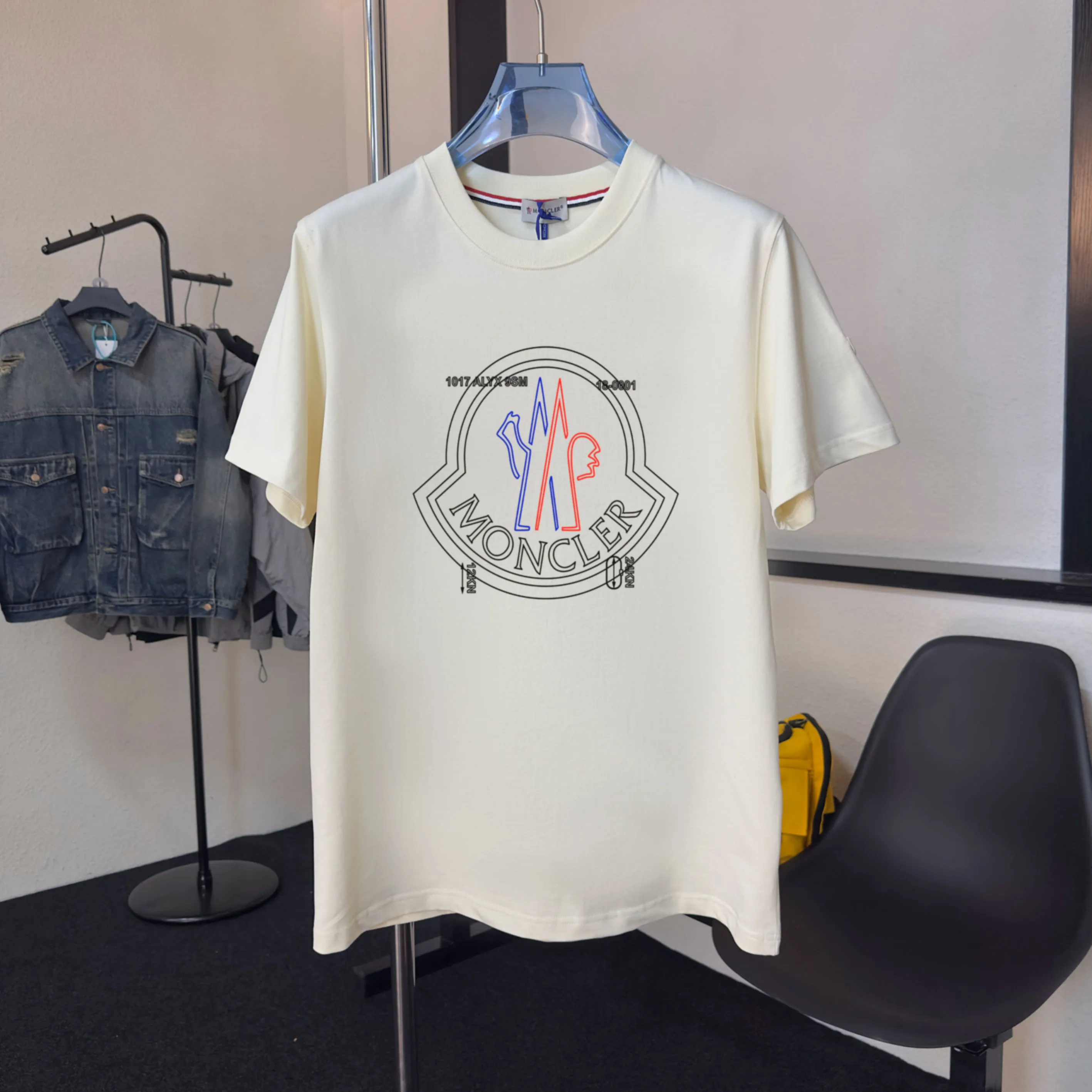 P140 💰Upgraded version "Mobile phone smart sensor ~ NFC chip armband ~ direct access to the official website for anti-counterfeiting" "Moncler ~ Mouth Mouth" 2025 new high-quality round neck short-sleeved T-shirt. The cuffs have imported embroidered labels. Customized dyeing, very comfortable to touch. Super versatile and good-looking short-sleeved. Complete with three labels. Non-market ordinary version. Feel free to compare. Quality is absolutely guaranteed! ‼ First of all, this original fabric is all custom-woven with 32-count double yarn fabric, 250G, and the weight is the same‼ Fine workmanship, double waistcoat method, double waistcoat method, double waistcoat method makes the whole dress more three-dimensional, which is not a craft that ordinary T-shirts can achieve🤪 Size: S-M-L-XL-2XL Color: black, white, apricot, same style for men and women