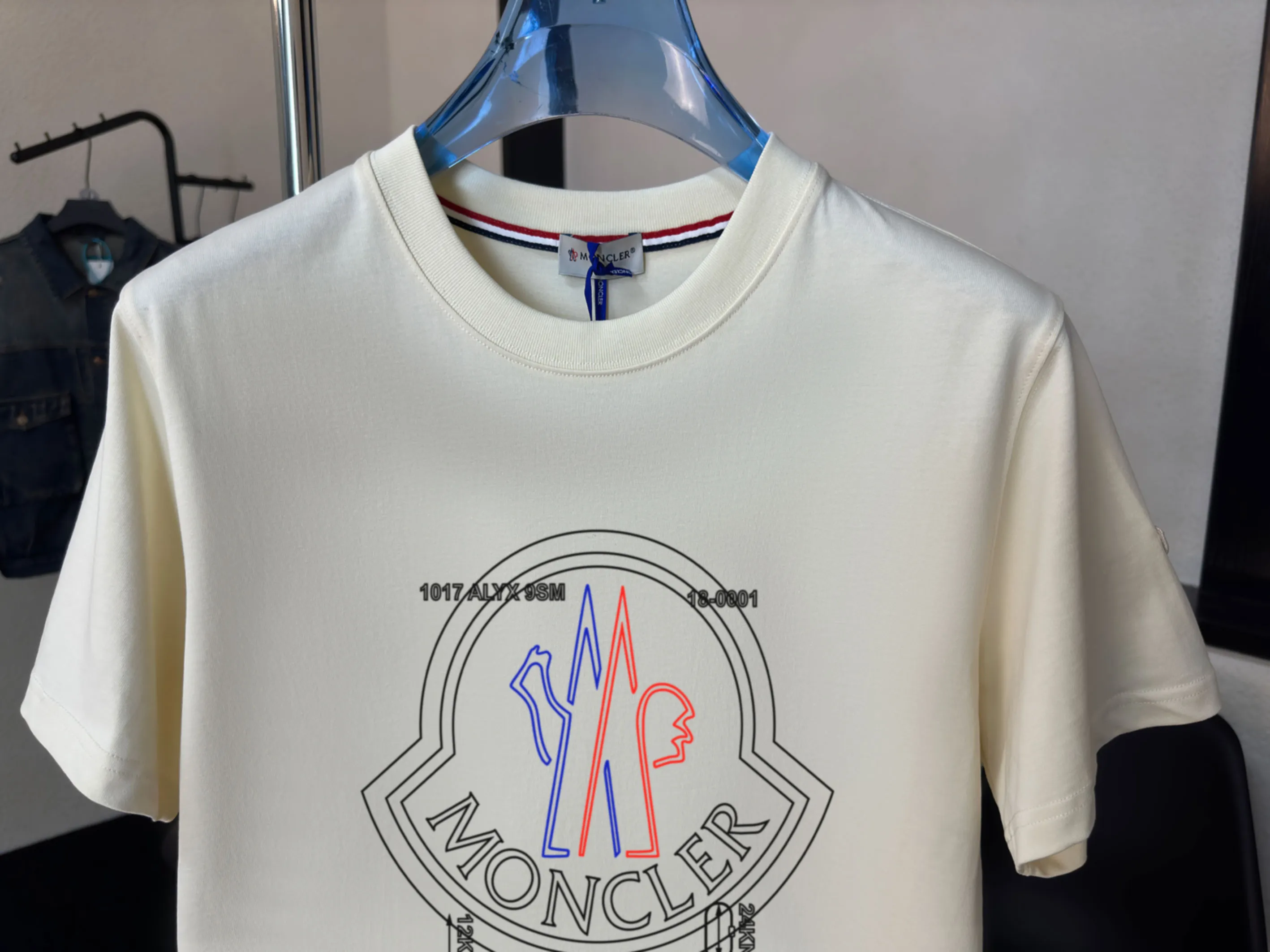 P140 💰Upgraded version "Mobile phone smart sensor ~ NFC chip armband ~ direct access to the official website for anti-counterfeiting" "Moncler ~ Mouth Mouth" 2025 new high-quality round neck short-sleeved T-shirt. The cuffs have imported embroidered labels. Customized dyeing, very comfortable to touch. Super versatile and good-looking short-sleeved. Complete with three labels. Non-market ordinary version. Feel free to compare. Quality is absolutely guaranteed! ‼ First of all, this original fabric is all custom-woven with 32-count double yarn fabric, 250G, and the weight is the same‼ Fine workmanship, double waistcoat method, double waistcoat method, double waistcoat method makes the whole dress more three-dimensional, which is not a craft that ordinary T-shirts can achieve🤪 Size: S-M-L-XL-2XL Color: black, white, apricot, same style for men and women