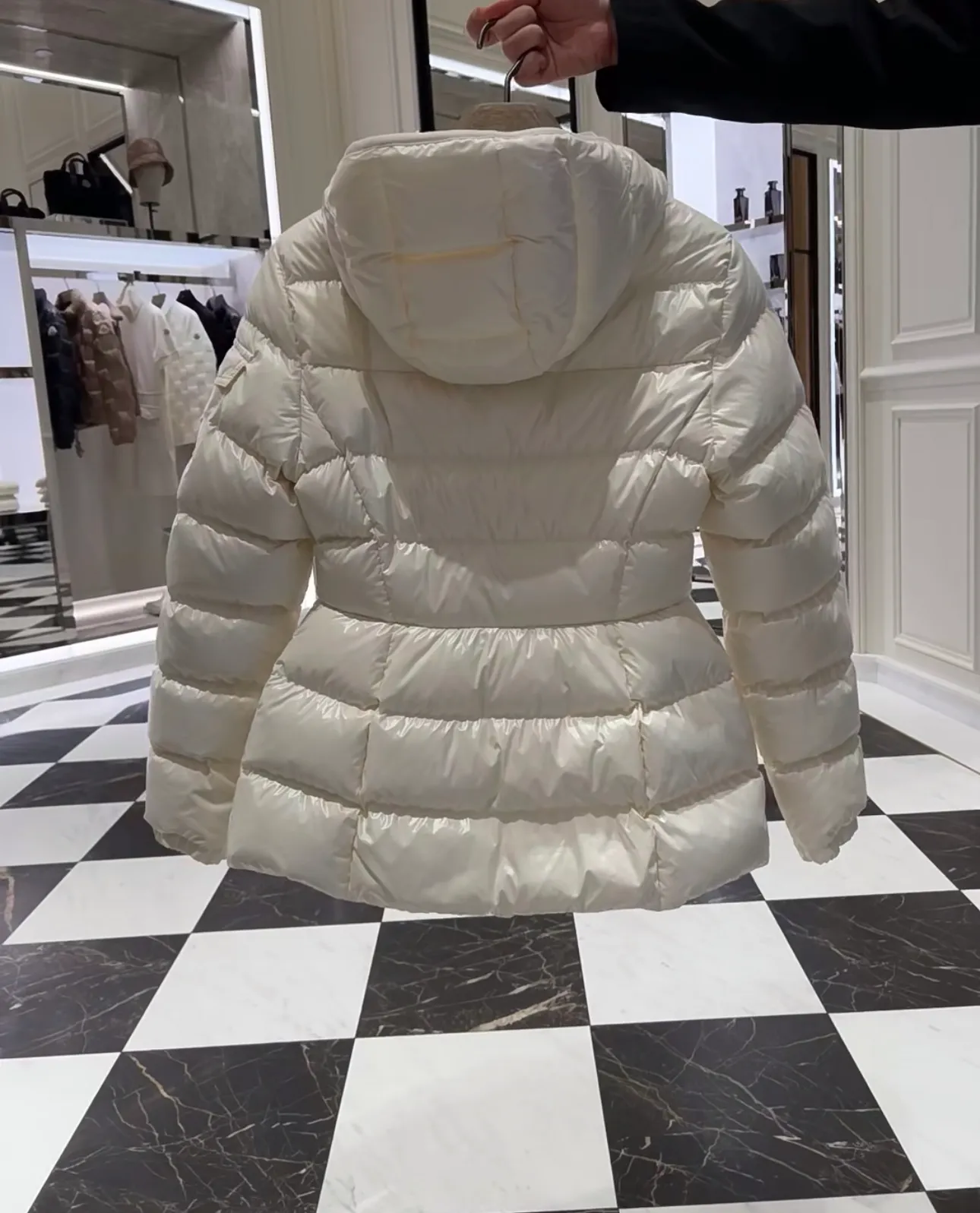 P780 Moncler Barante counter real shot display. The most popular women's item of the year. No matter whether it is on the counter or on the official website, it is displayed in the "C position". The most wearable item. This version is amazing. Small waist