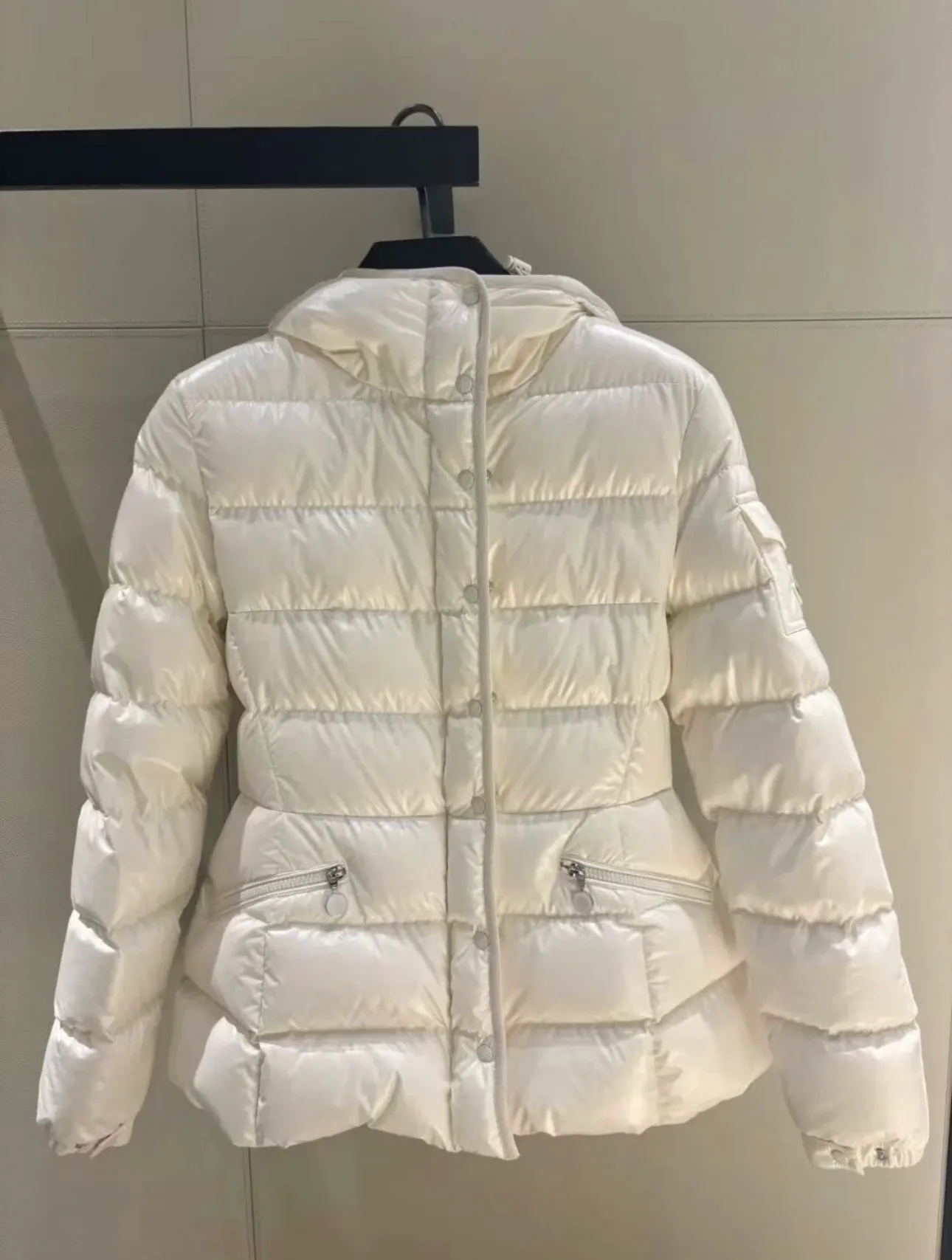 P780 Moncler Barante counter real shot display. The most popular women's item of the year. No matter whether it is on the counter or on the official website, it is displayed in the "C position". The most wearable item. This version is amazing. Small waist