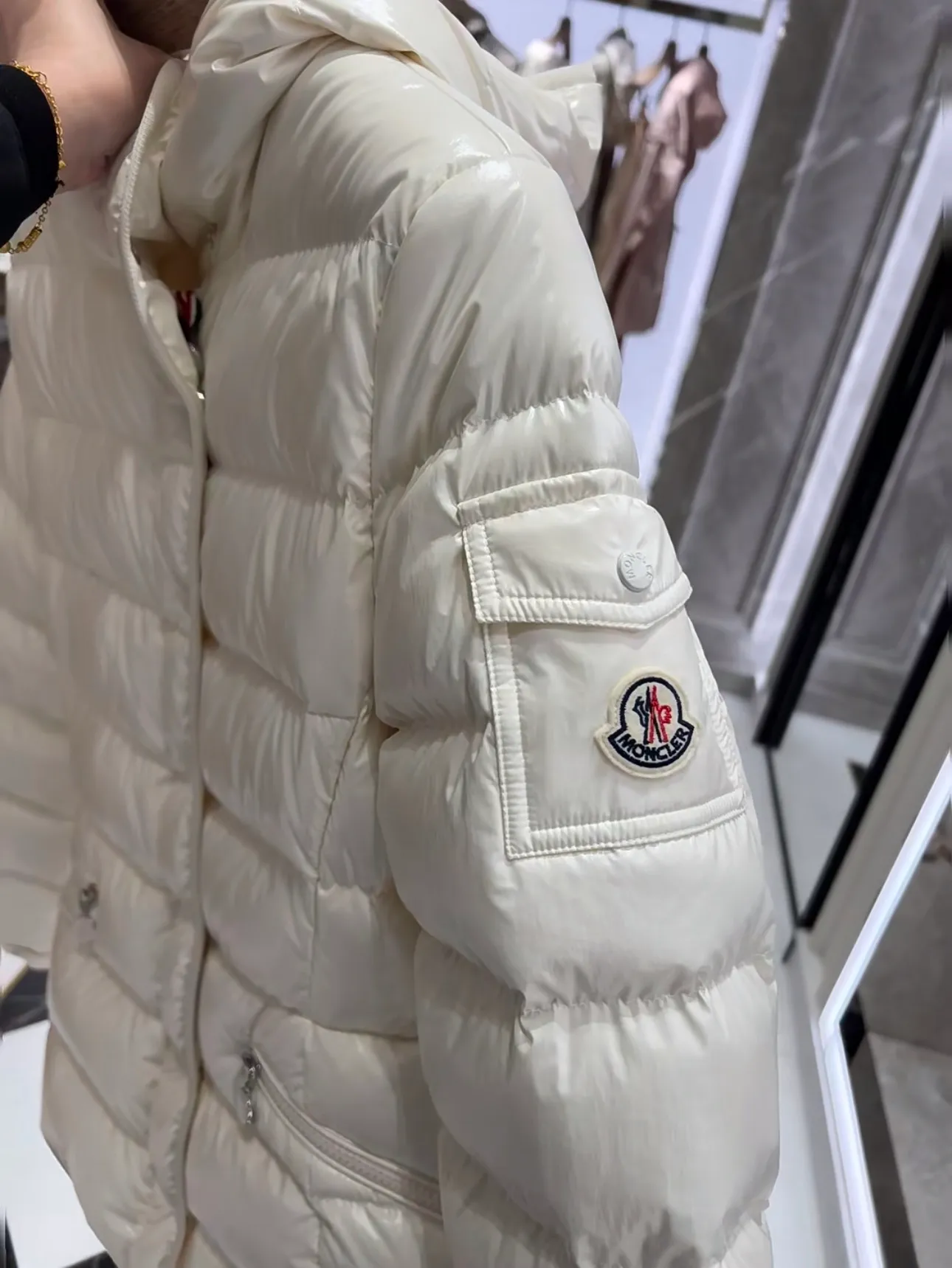 P780 Moncler Barante counter real shot display. The most popular women's item of the year. No matter whether it is on the counter or on the official website, it is displayed in the "C position". The most wearable item. This version is amazing. Small waist