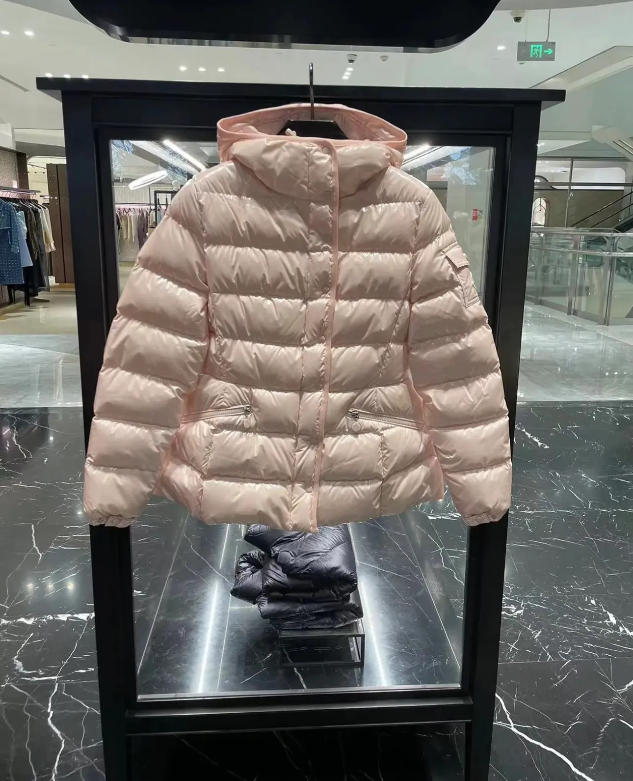P780 Moncler Barante counter real shot display. The most popular women's item of the year. No matter whether it is on the counter or on the official website, it is displayed in the "C position". The most wearable item. This version is amazing. Small waist