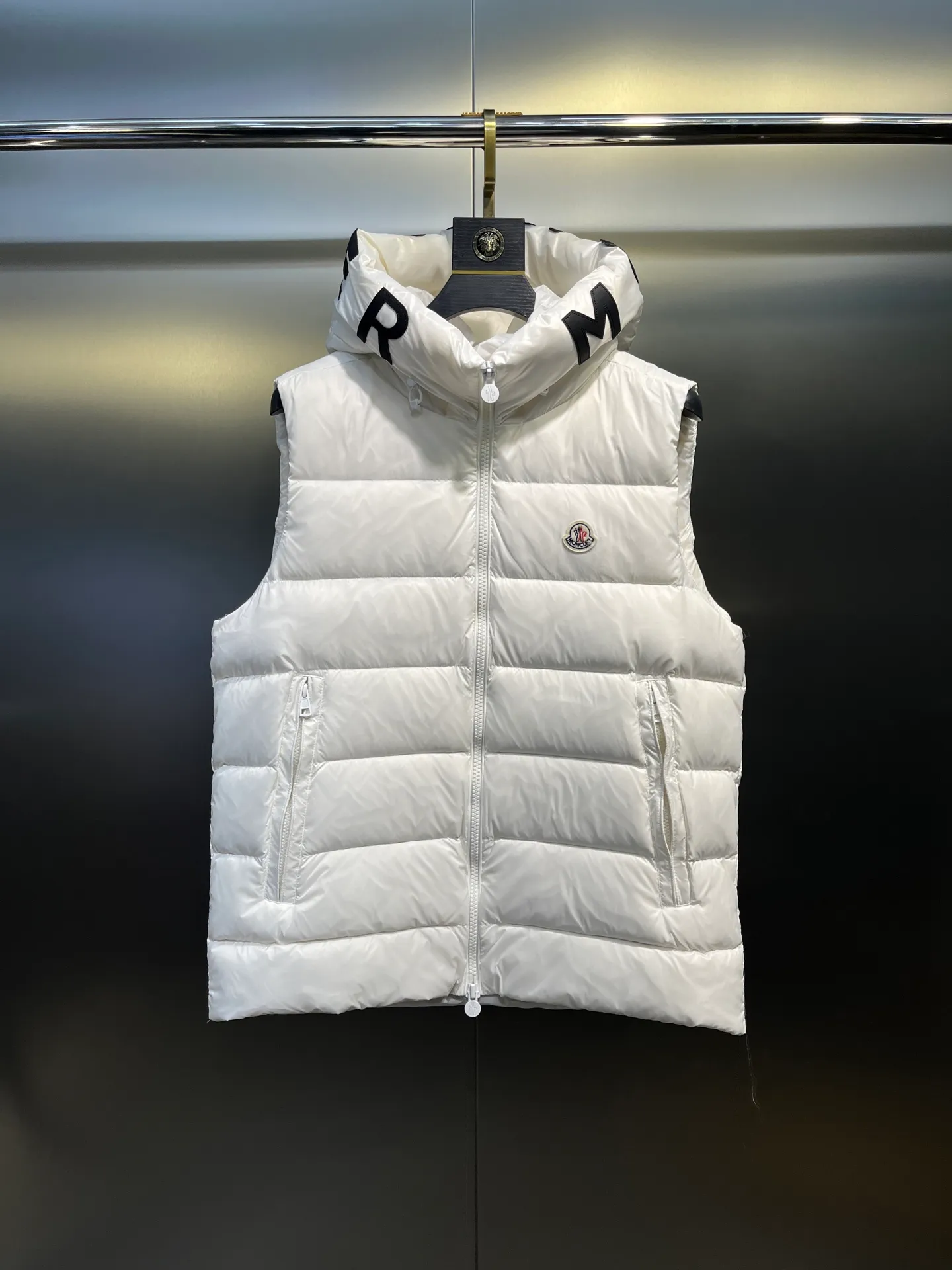 P560 moncler🌟Moncler hooded letter-printed down vest for men and women. It is carefully made of original nylon fabric and decorated with Moncler's unique logo details on the front chest. Made from the original version, every detail inside is restored. As soon as you pick up the real velvet and fake velvet, you can tell that only good things are made. Color: Black White Size: 1 2 3 4 5 (M～3xl)