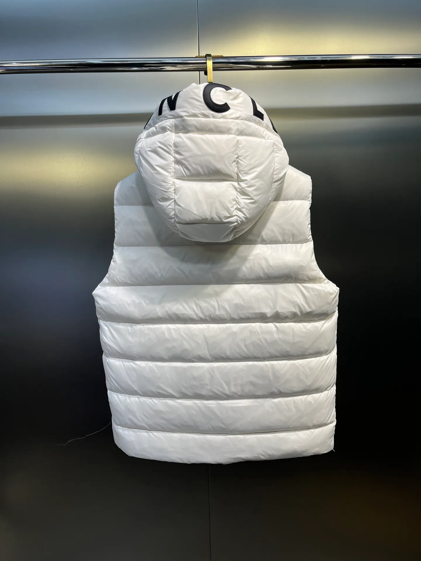 P560 moncler🌟Moncler hooded letter-printed down vest for men and women. It is carefully made of original nylon fabric and decorated with Moncler's unique logo details on the front chest. Made from the original version, every detail inside is restored. As soon as you pick up the real velvet and fake velvet, you can tell that only good things are made. Color: Black White Size: 1 2 3 4 5 (M～3xl)