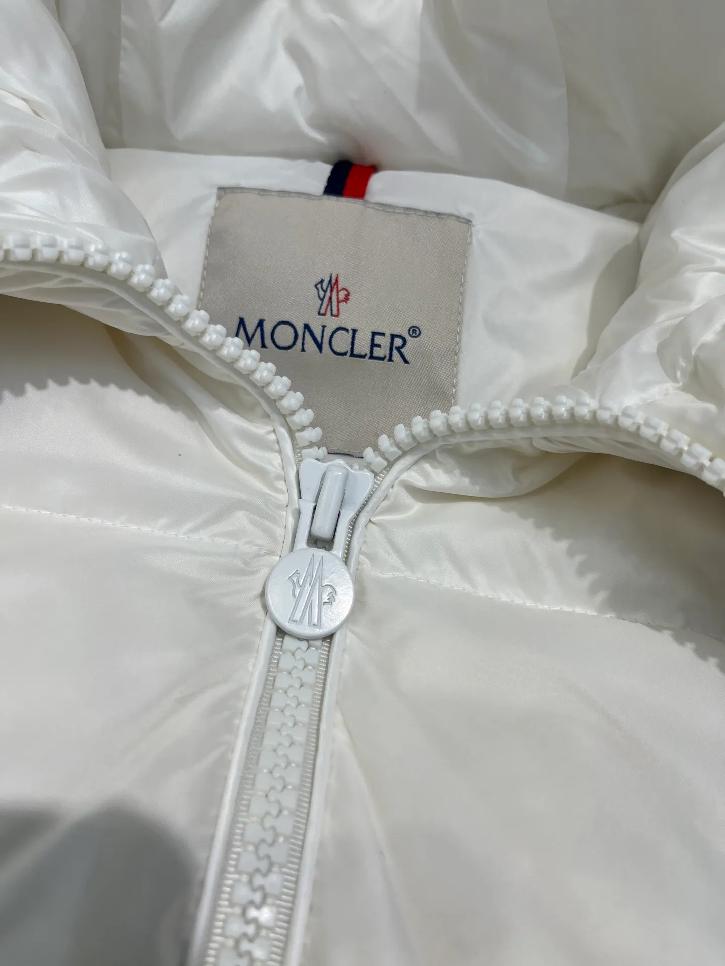 P560 moncler🌟Moncler hooded letter-printed down vest for men and women. It is carefully made of original nylon fabric and decorated with Moncler's unique logo details on the front chest. Made from the original version, every detail inside is restored. As soon as you pick up the real velvet and fake velvet, you can tell that only good things are made. Color: Black White Size: 1 2 3 4 5 (M～3xl)