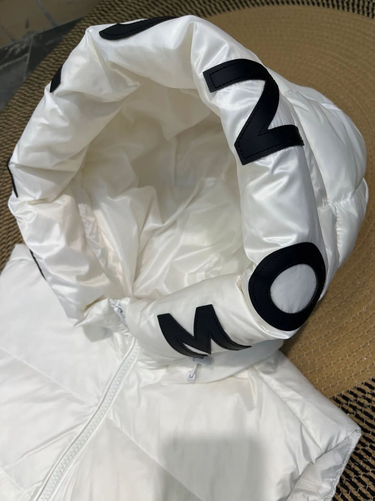 P560 moncler🌟Moncler hooded letter-printed down vest for men and women. It is carefully made of original nylon fabric and decorated with Moncler's unique logo details on the front chest. Made from the original version, every detail inside is restored. As soon as you pick up the real velvet and fake velvet, you can tell that only good things are made. Color: Black White Size: 1 2 3 4 5 (M～3xl)