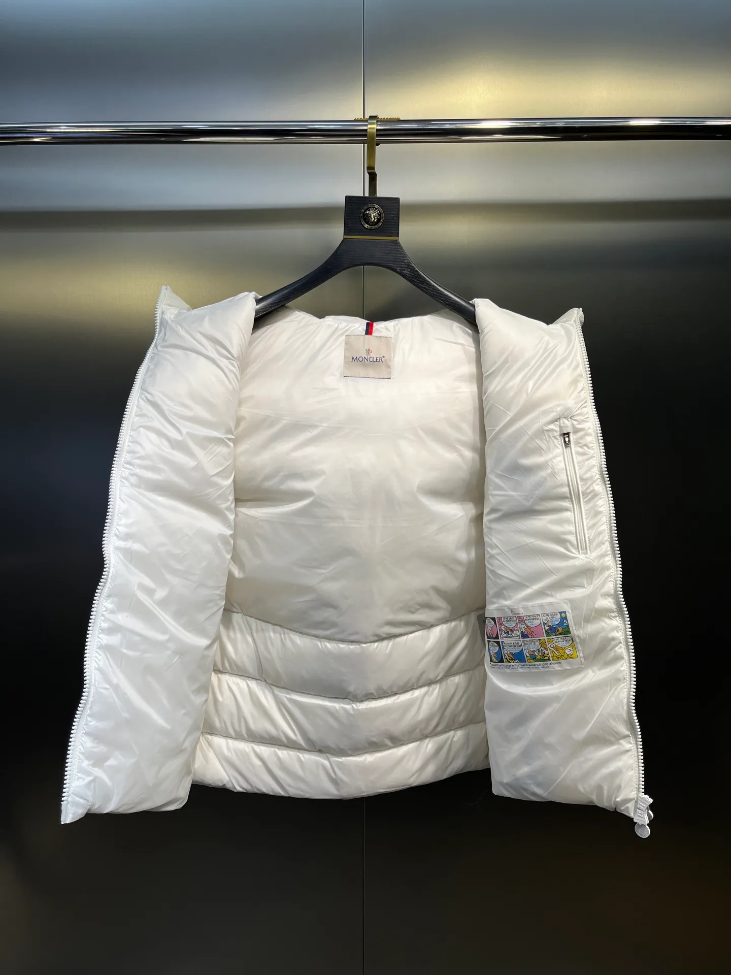 P560 moncler🌟Moncler hooded letter-printed down vest for men and women. It is carefully made of original nylon fabric and decorated with Moncler's unique logo details on the front chest. Made from the original version, every detail inside is restored. As soon as you pick up the real velvet and fake velvet, you can tell that only good things are made. Color: Black White Size: 1 2 3 4 5 (M～3xl)