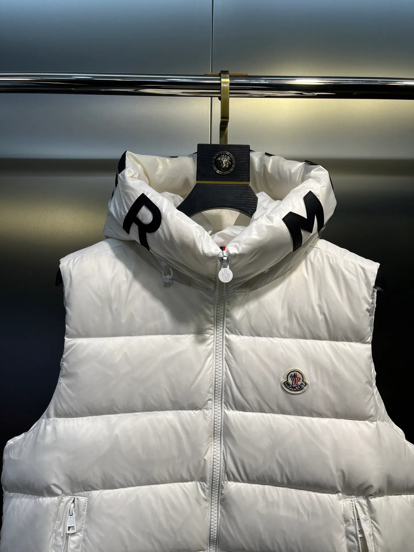 P560 moncler🌟Moncler hooded letter-printed down vest for men and women. It is carefully made of original nylon fabric and decorated with Moncler's unique logo details on the front chest. Made from the original version, every detail inside is restored. As soon as you pick up the real velvet and fake velvet, you can tell that only good things are made. Color: Black White Size: 1 2 3 4 5 (M～3xl)