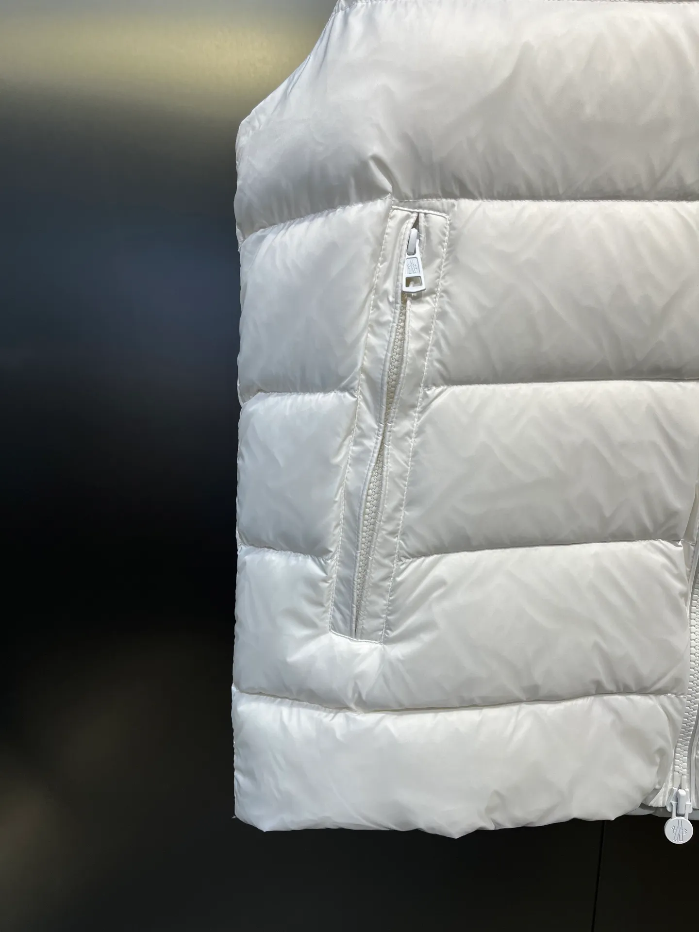 P560 moncler🌟Moncler hooded letter-printed down vest for men and women. It is carefully made of original nylon fabric and decorated with Moncler's unique logo details on the front chest. Made from the original version, every detail inside is restored. As soon as you pick up the real velvet and fake velvet, you can tell that only good things are made. Color: Black White Size: 1 2 3 4 5 (M～3xl)