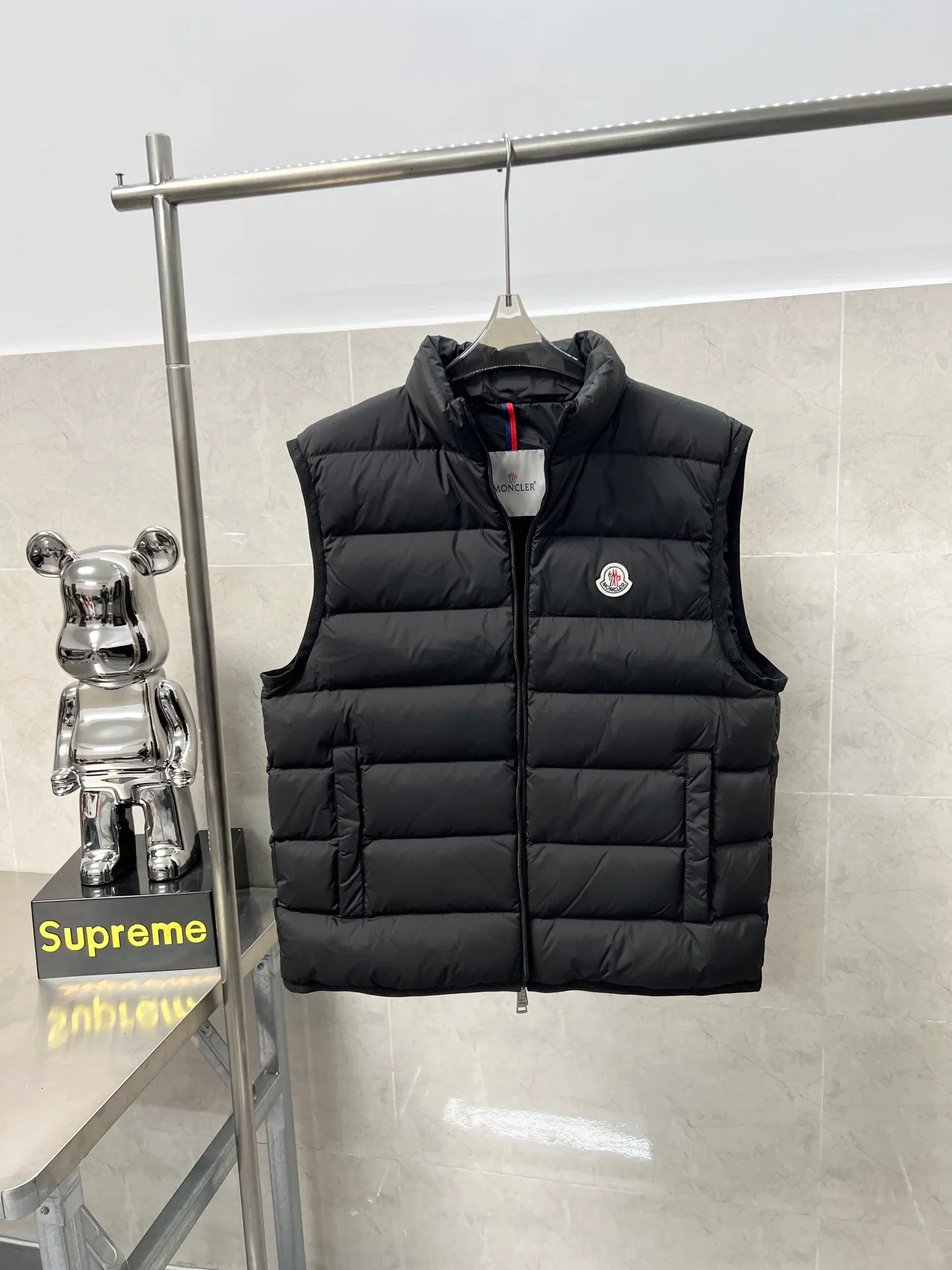 P700 Moncler Mouth Small Label Down Vest Moncler classic color strip series, 100% restoration of gloss and support density, high-density matte nylon fabric, four-layer method to prevent velvet leakage and other problems, three-color webbing custom-woven and dyed, slim fit, high velvet filling, excellent windproof and warm performance Color: Black White Size: 123456